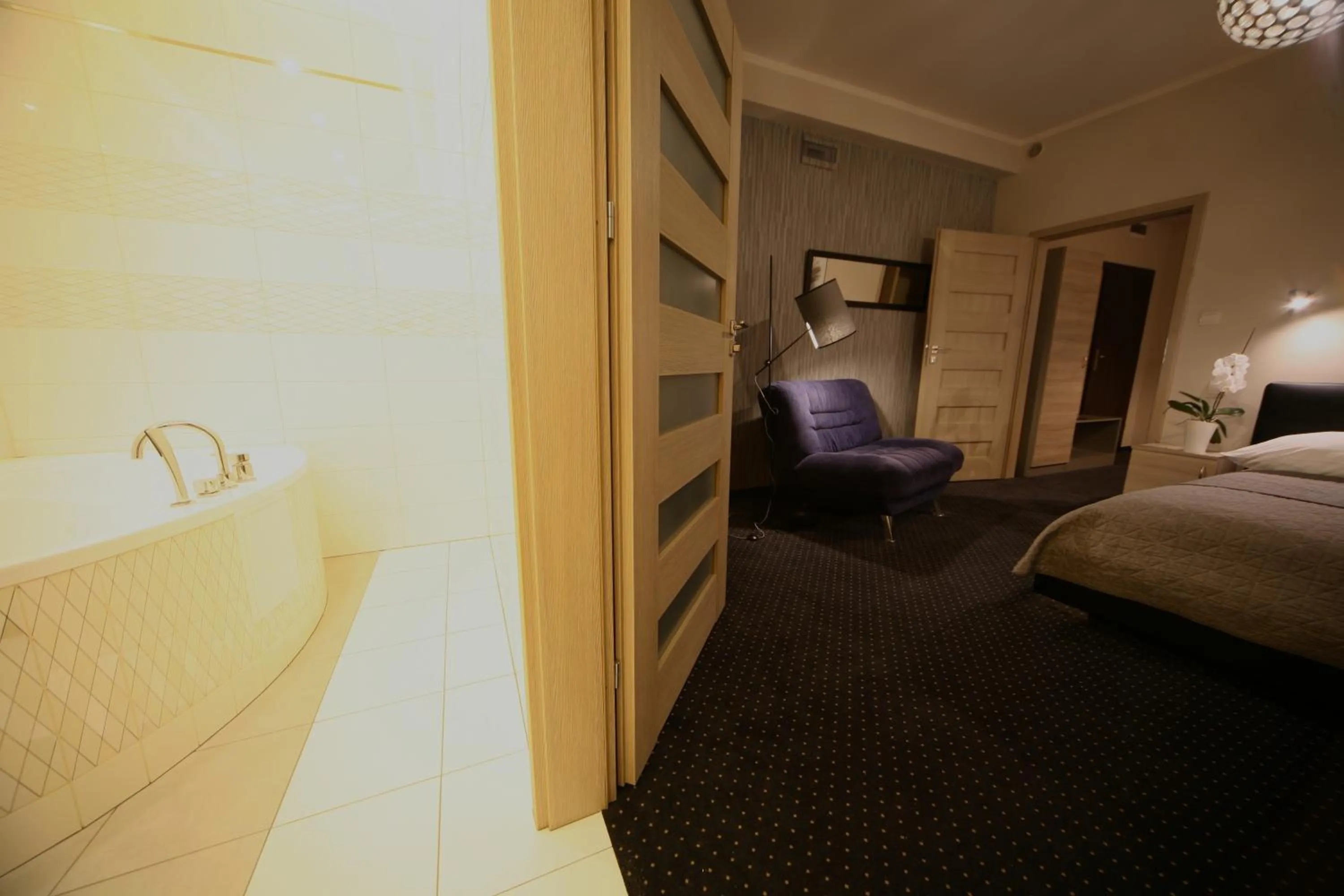 Bathroom, Bed in Hotel Seven 7