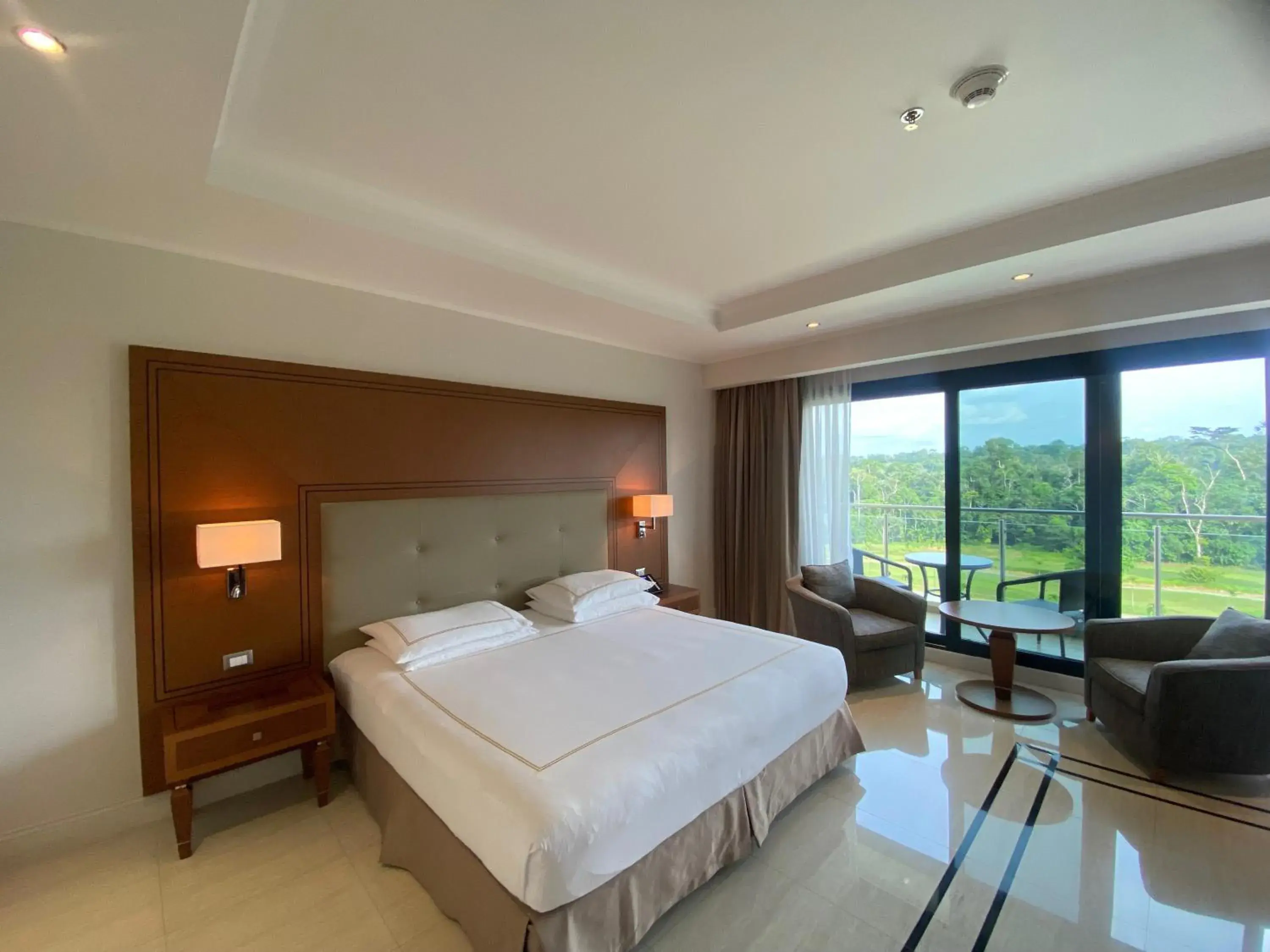 Deluxe King Room in Grand Hotel Djibloho Deluxe King Room in Grand Hotel Djibloho