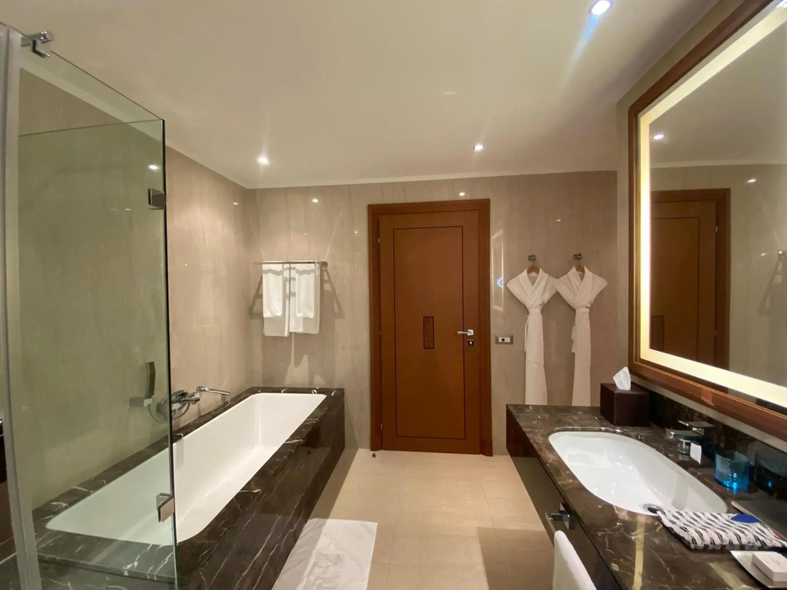 Deluxe King Room in Grand Hotel Djibloho Deluxe King Room in Grand Hotel Djibloho