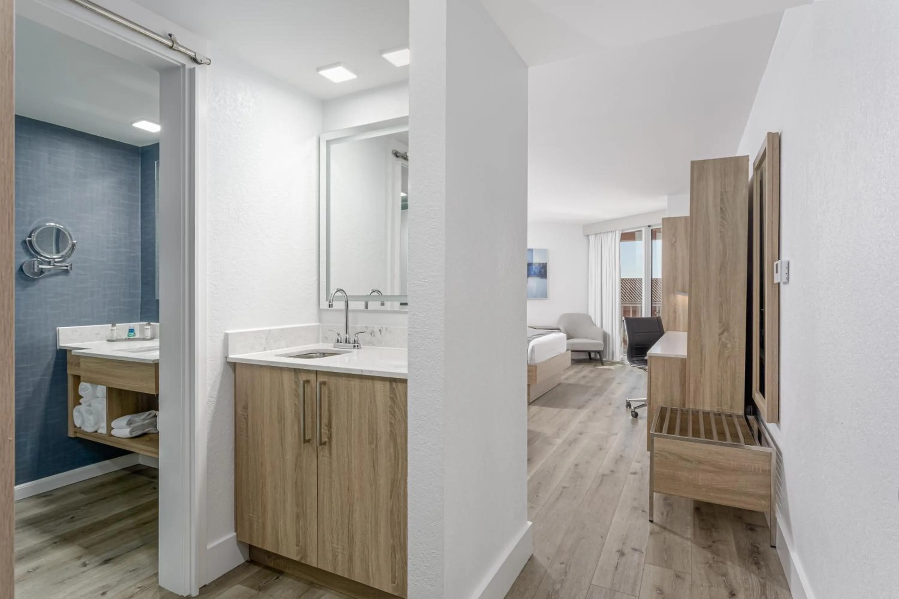 Bathroom, Bed in Perdido Beach Resort