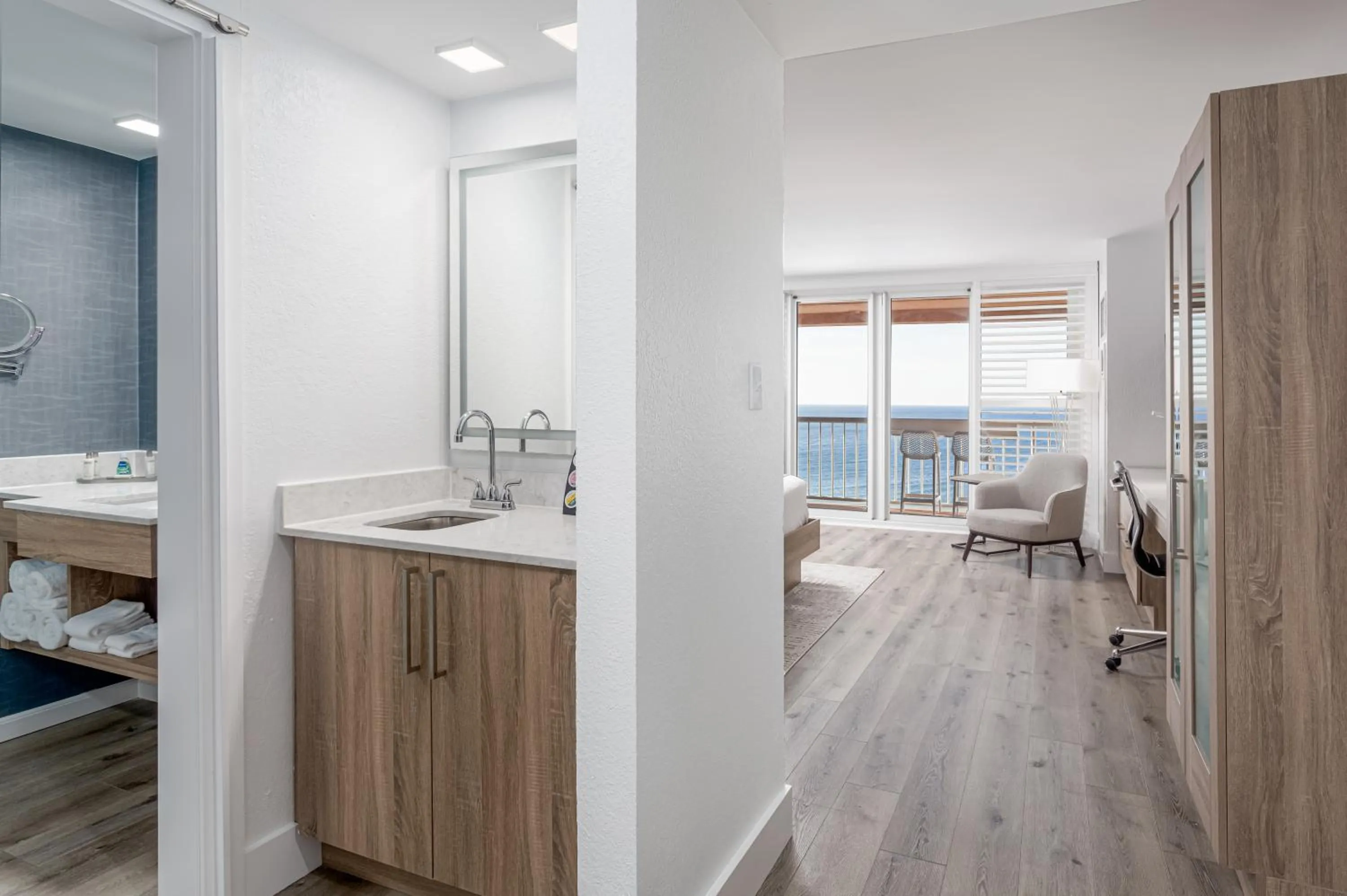 Bathroom, Bed in Perdido Beach Resort