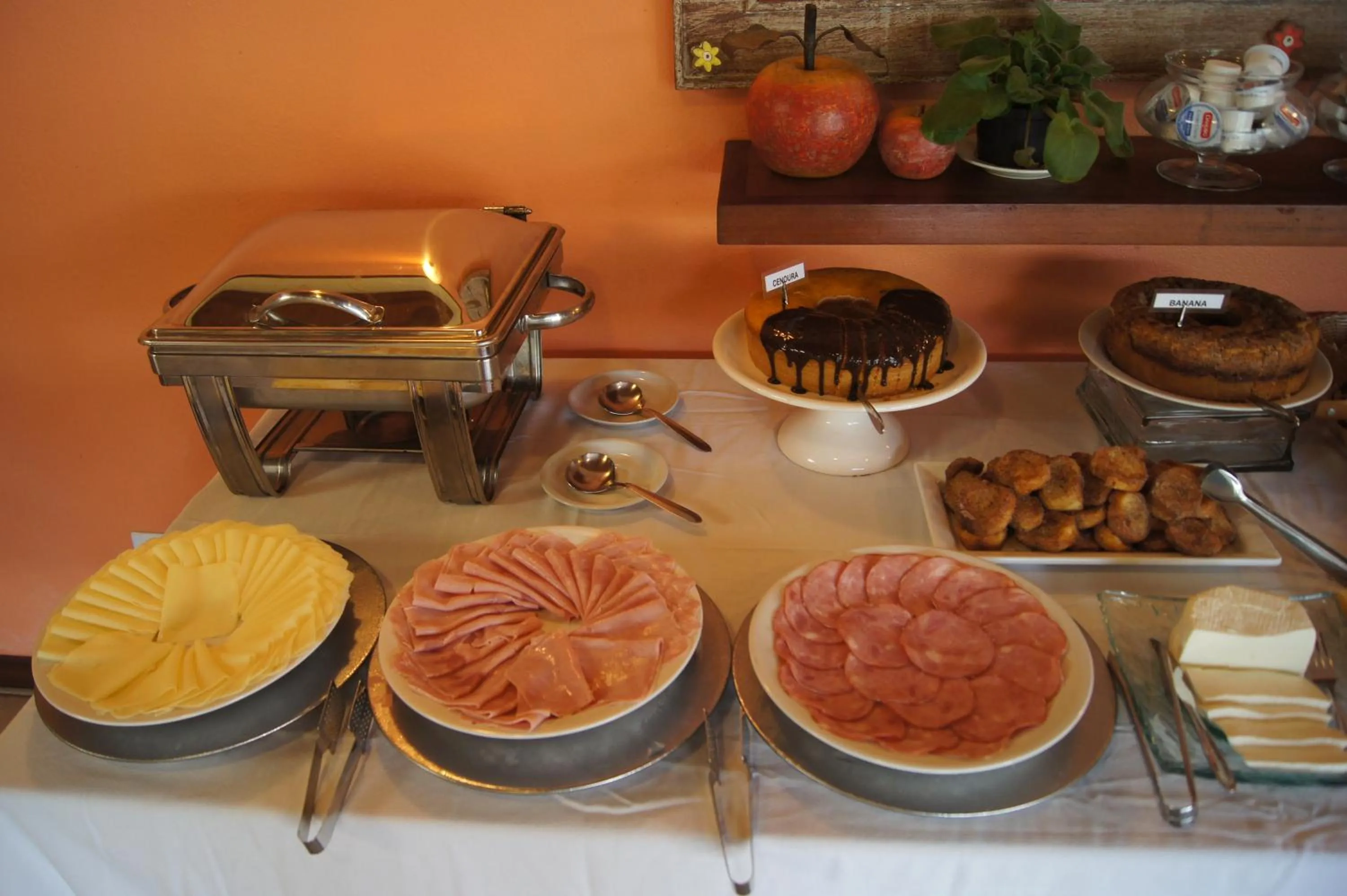 Buffet breakfast in Pousada Paisagem