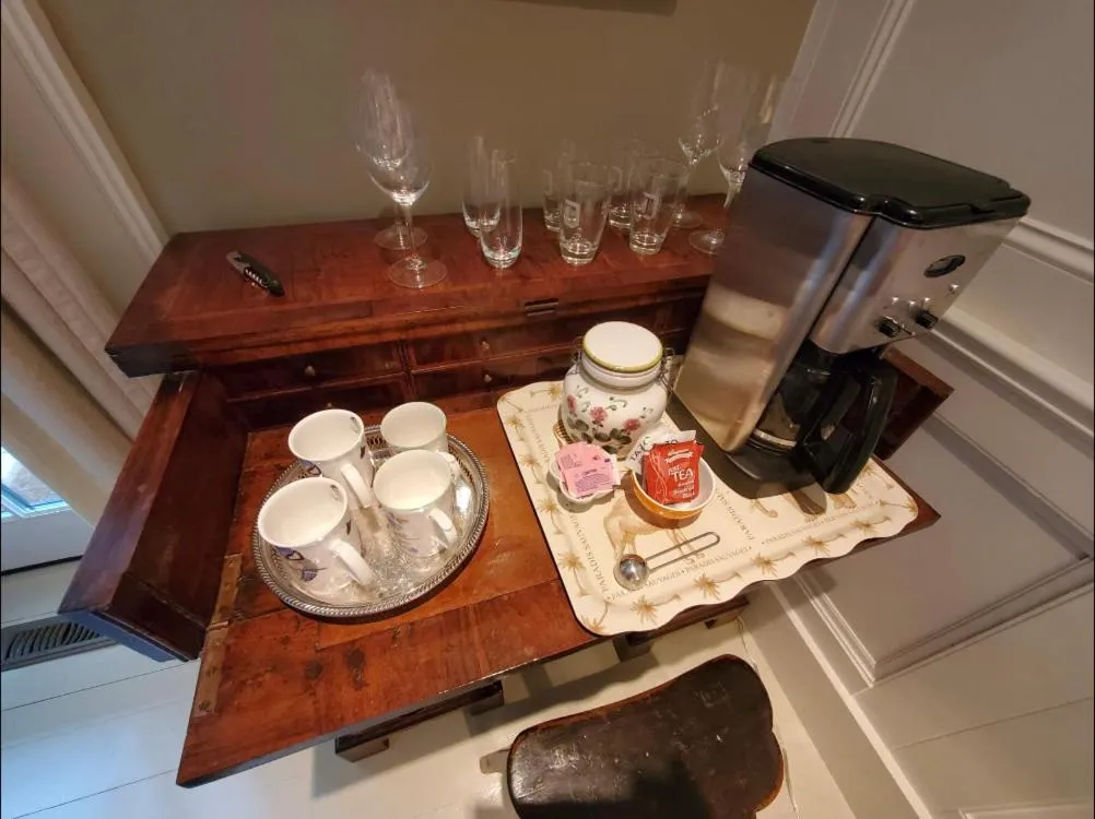 Coffee/tea facilities in Dot's Landing Garden Room