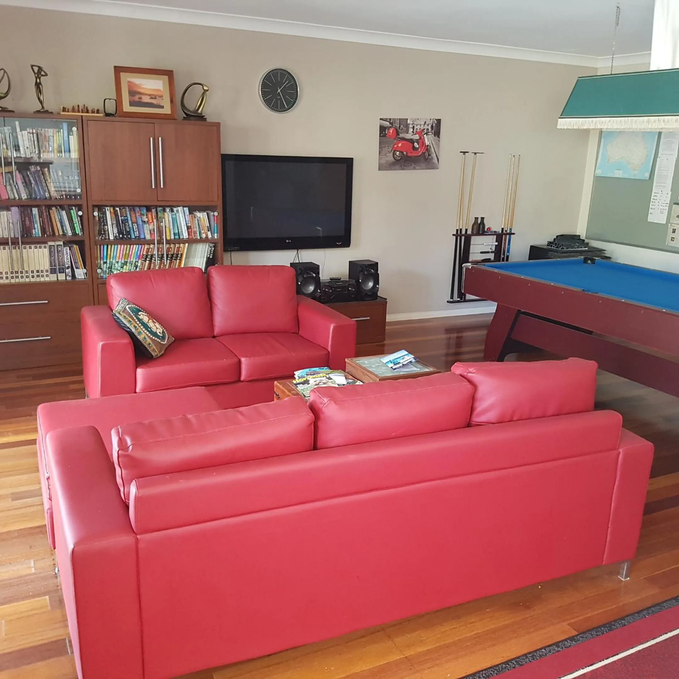 Communal lounge/ TV room in Ocean Reef Homestay