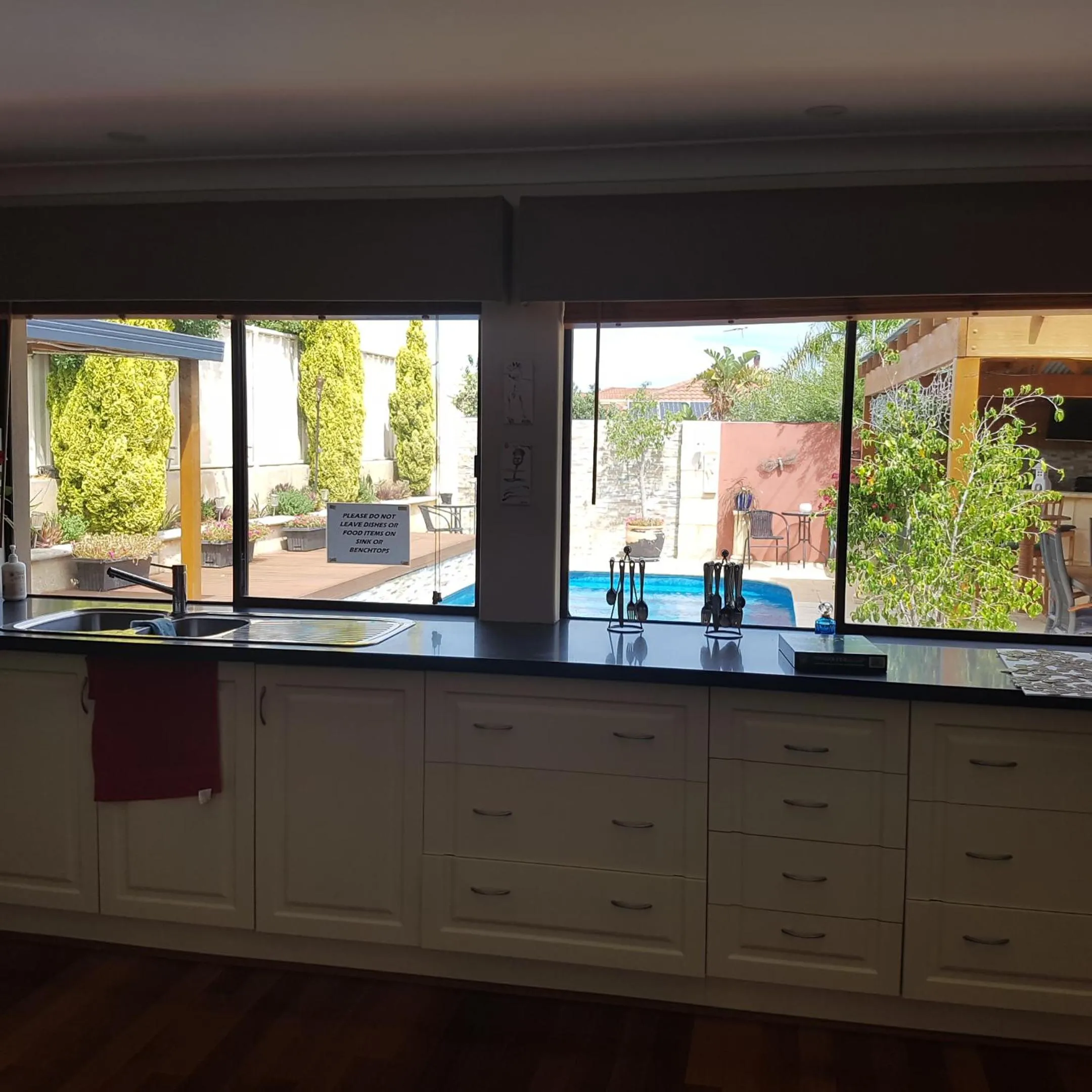 Communal kitchen in Ocean Reef Homestay