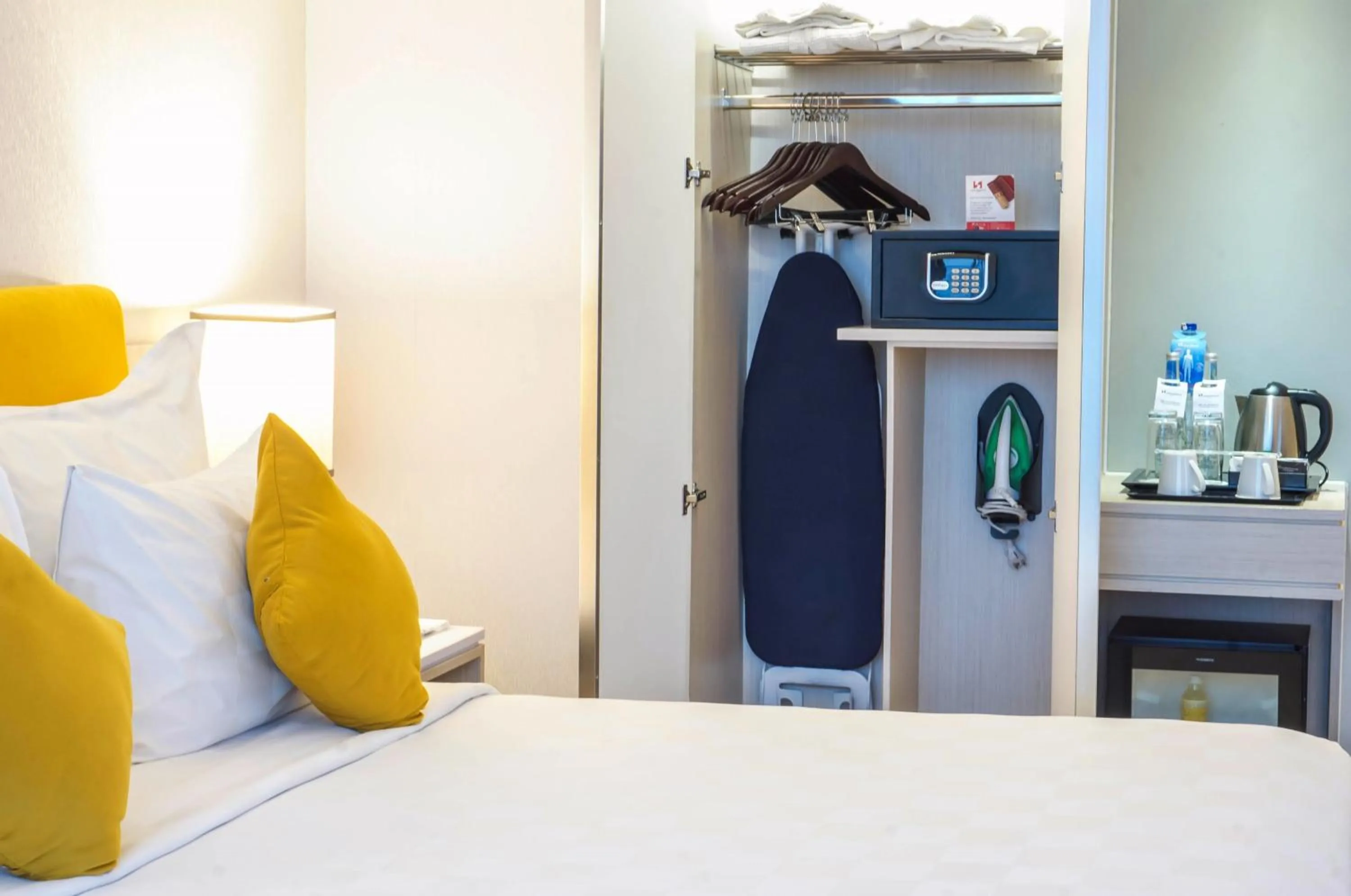 flat iron, Bed in Swiss-Belhotel Jambi