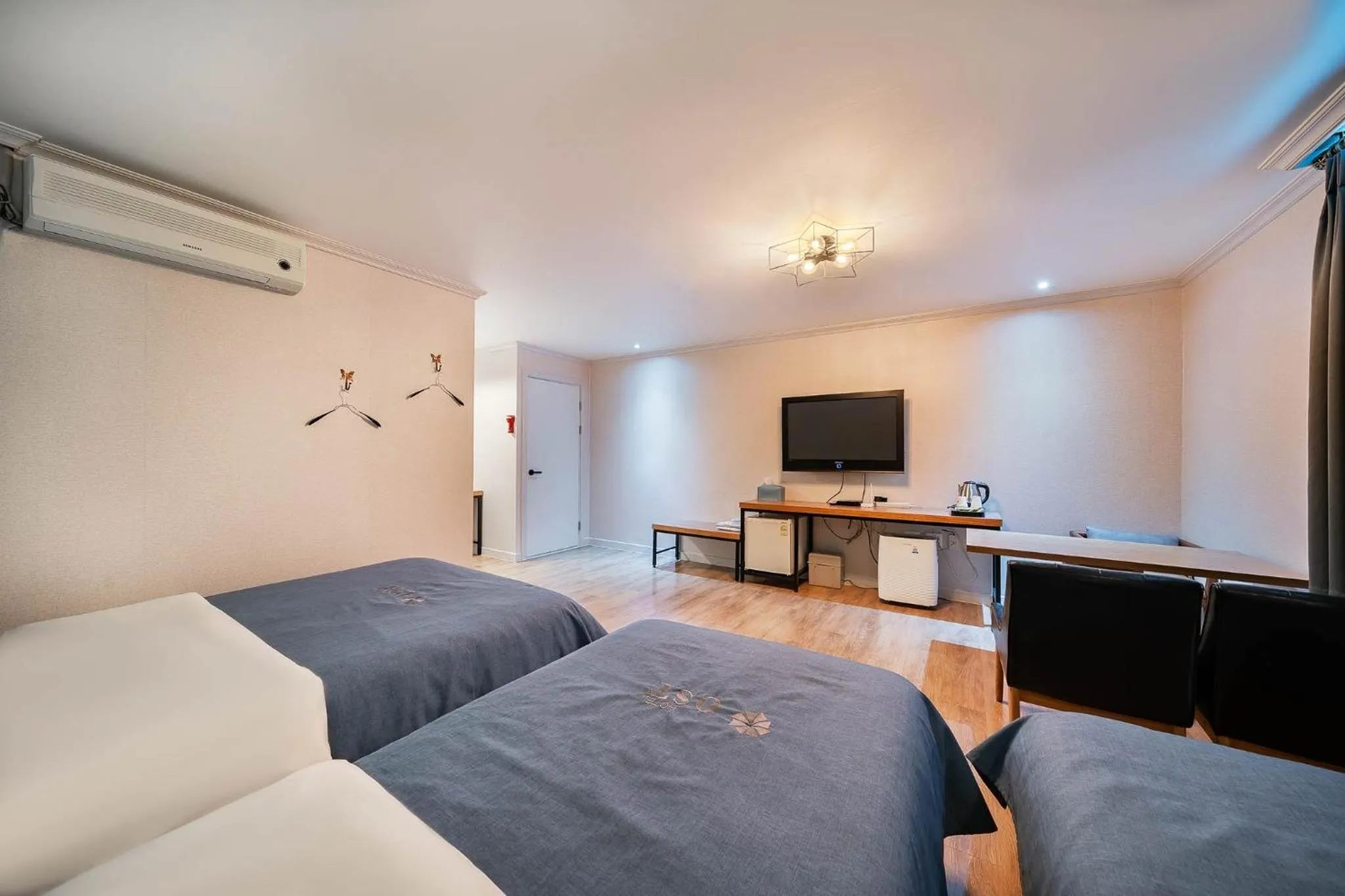 TV/Entertainment Center in Ost Hotel