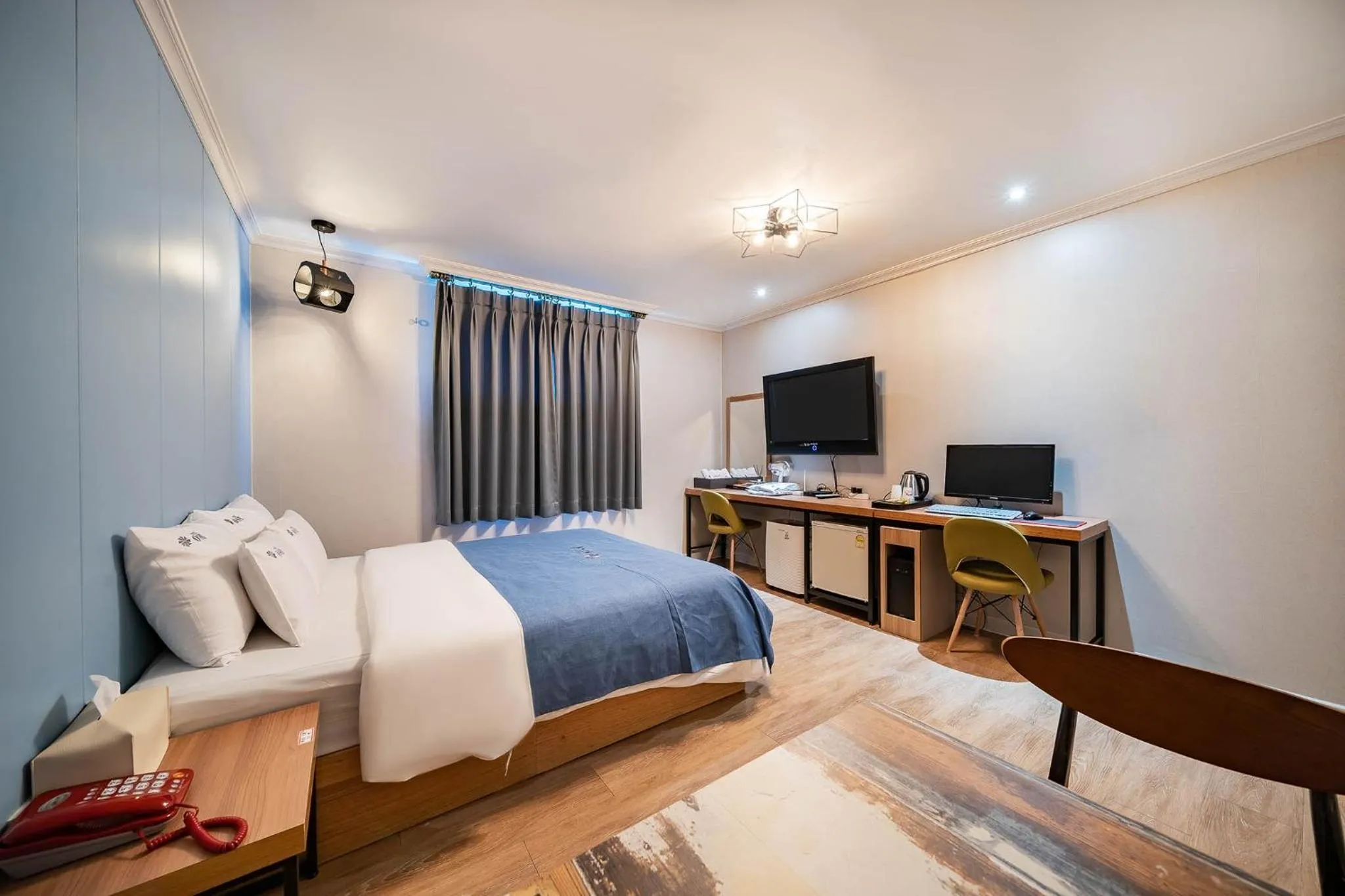 Breakfast, TV/Entertainment Center in Ost Hotel