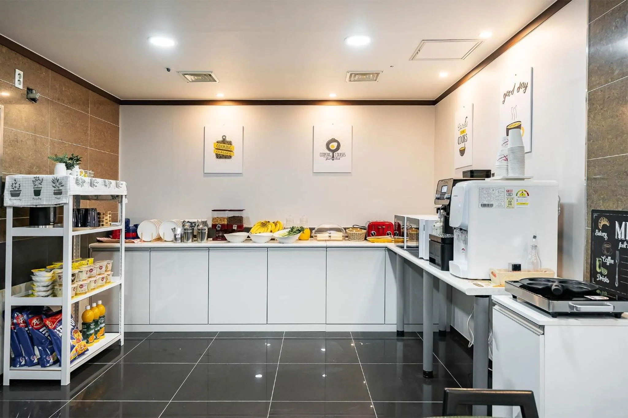 Restaurant/places to eat in Ost Hotel