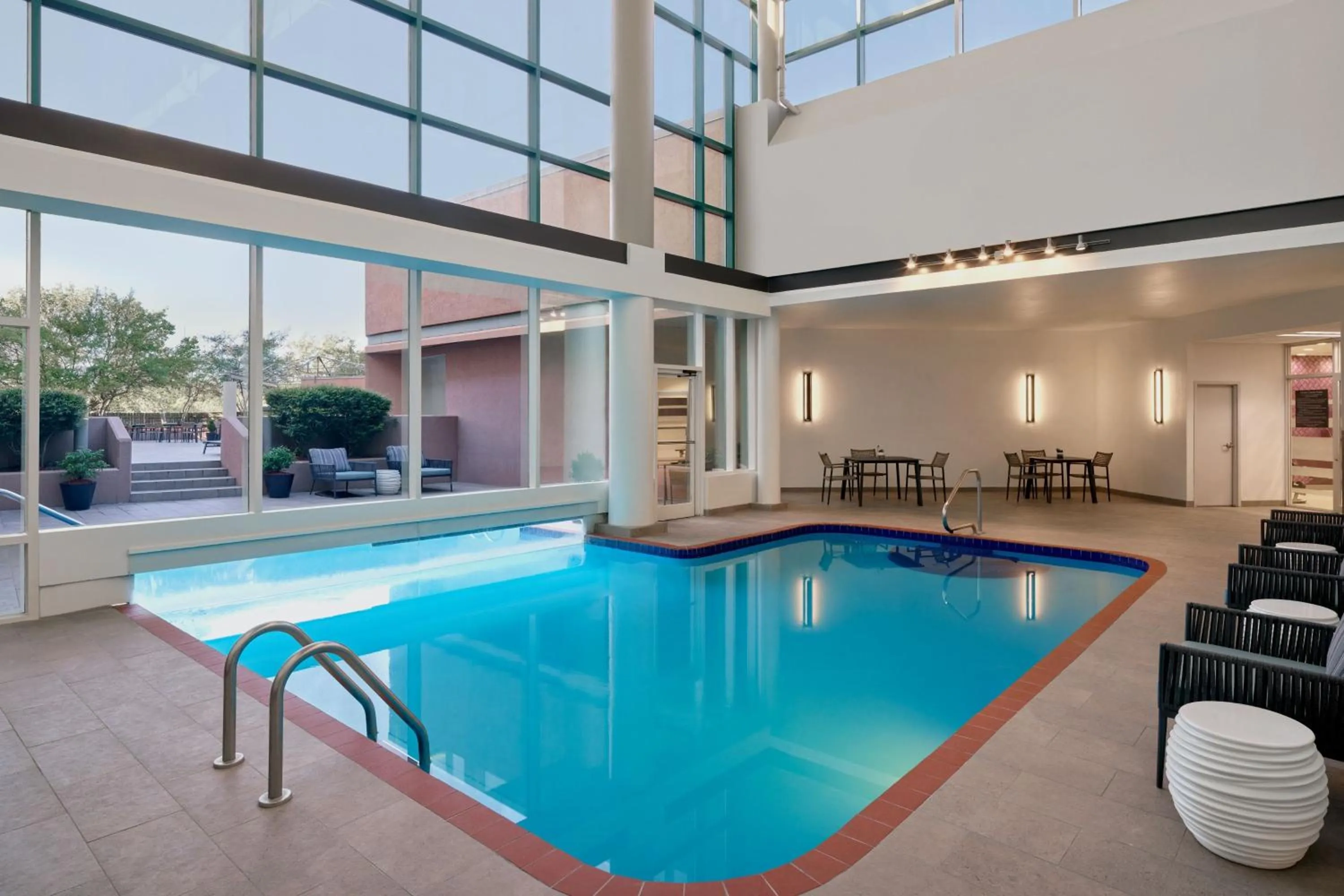 Swimming pool in Delta Hotels by Marriott Little Rock West