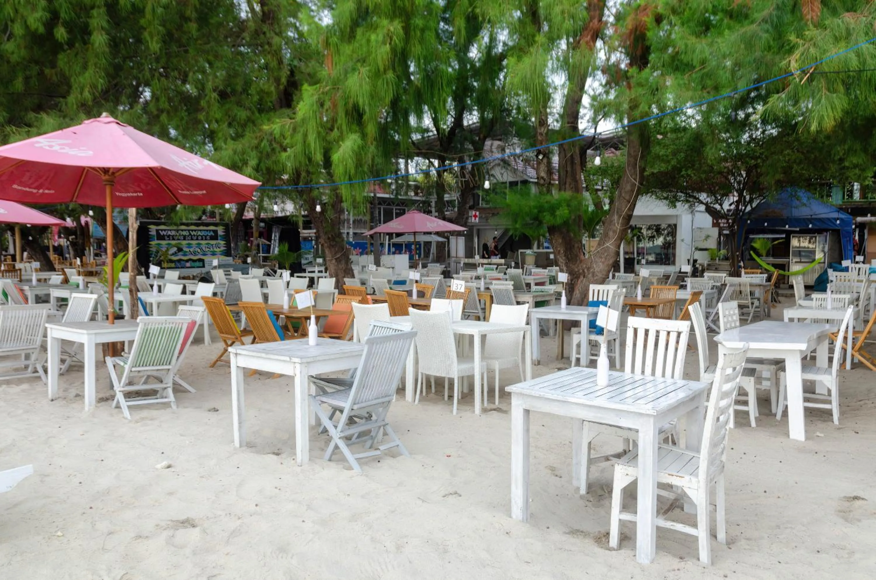 Restaurant/places to eat in Warna Beach Hotel