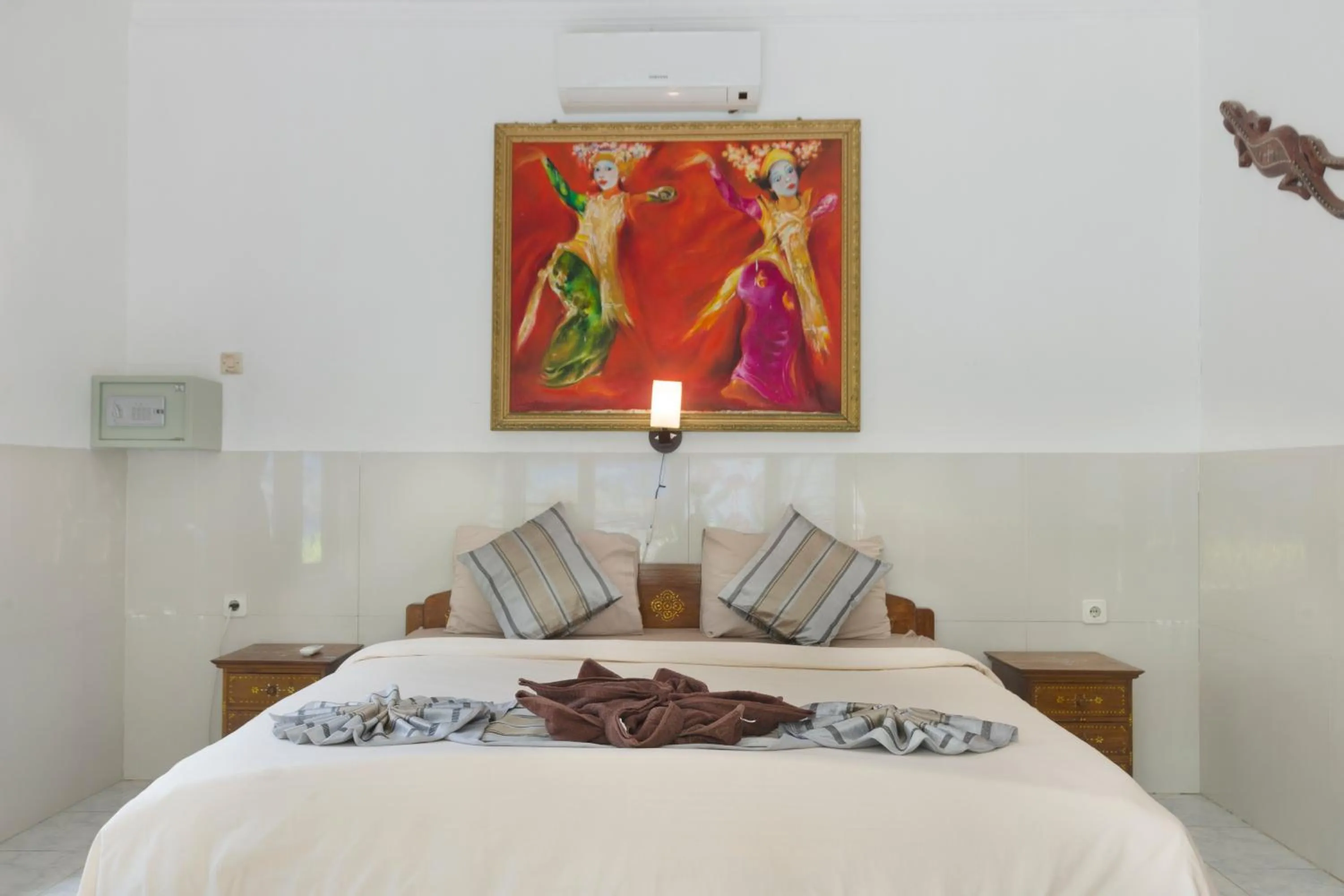 Bed in Warna Beach Hotel