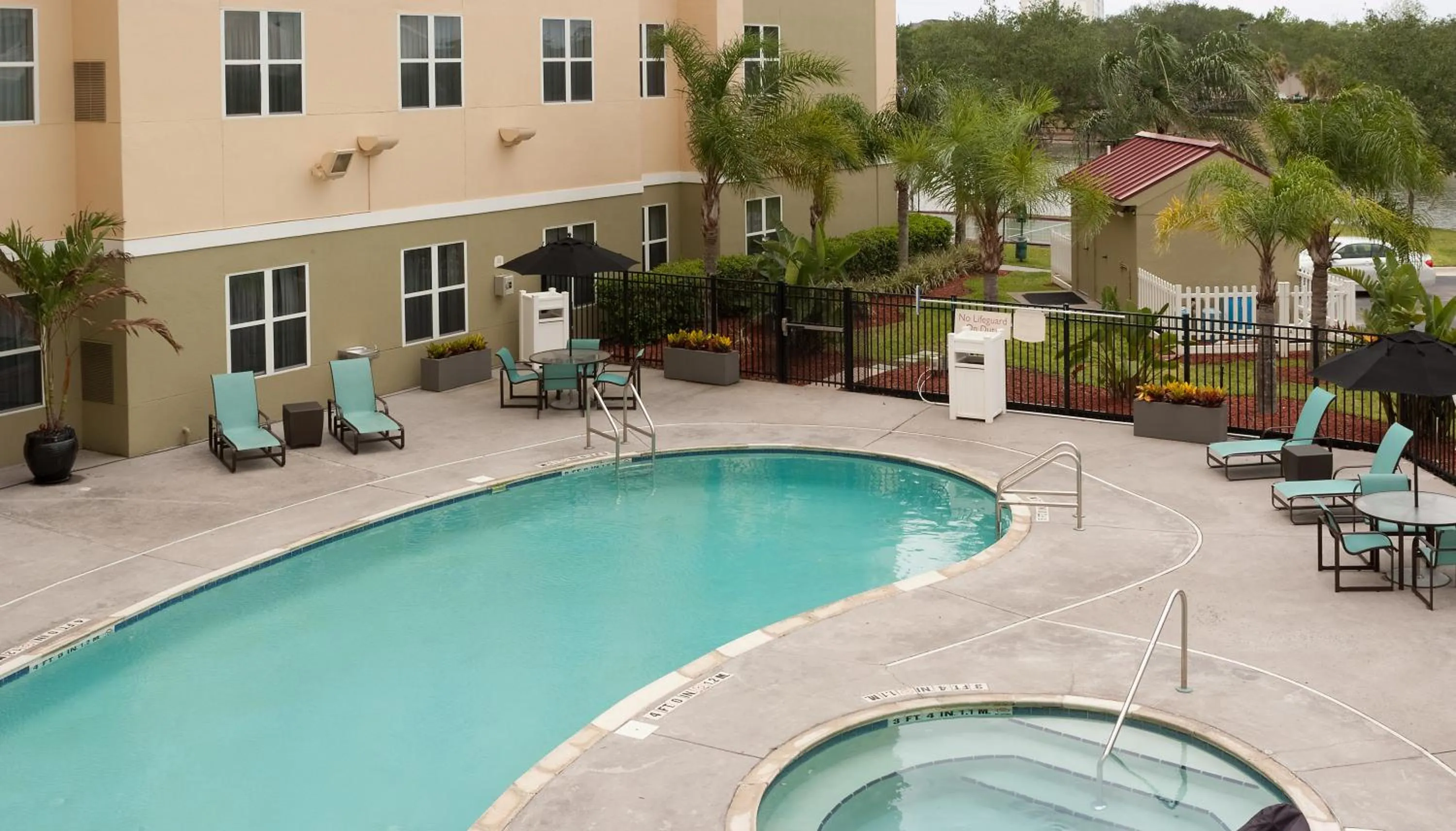 Swimming pool in Residence Inn Orlando Airport
