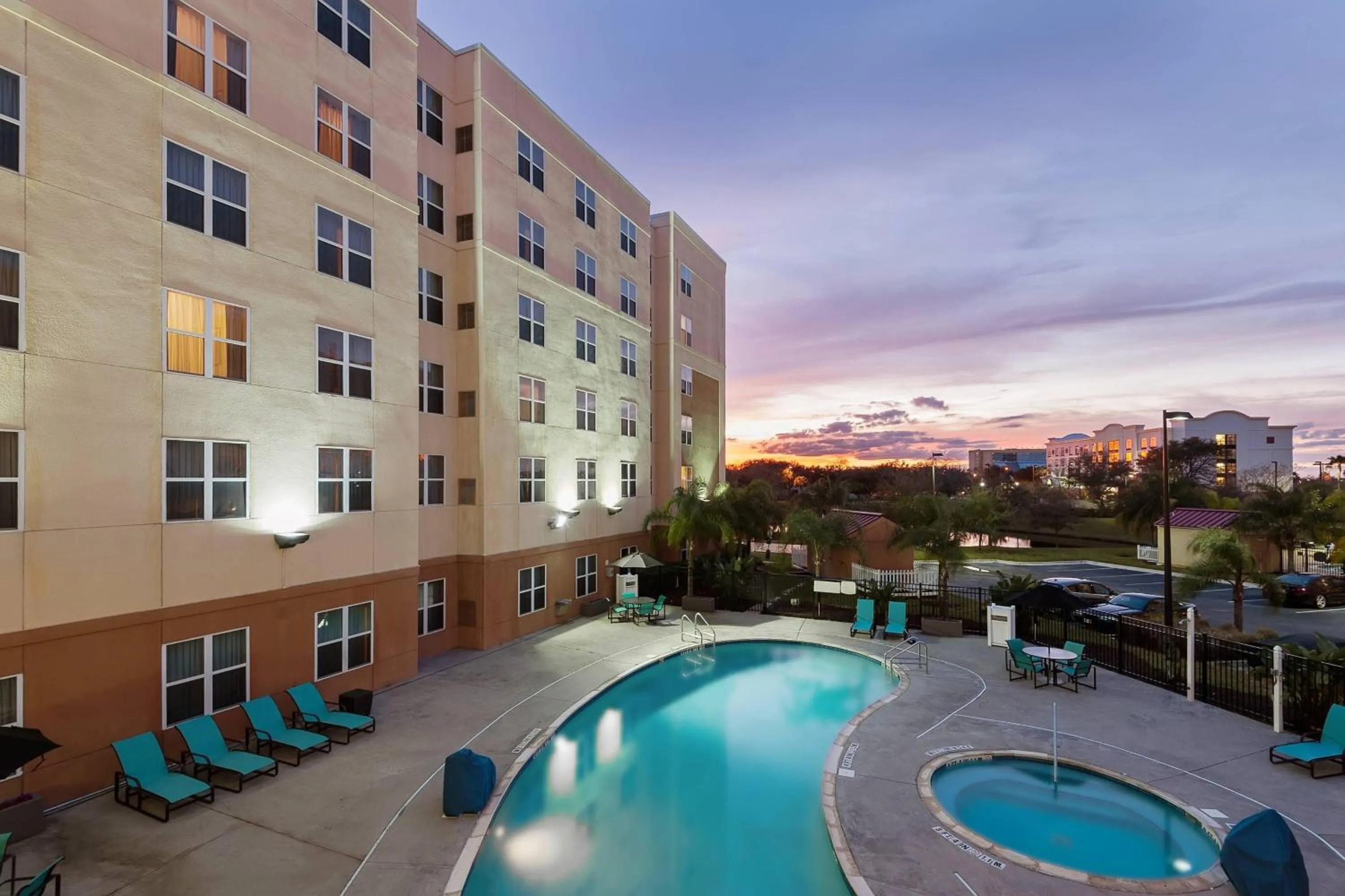Swimming pool in Residence Inn Orlando Airport