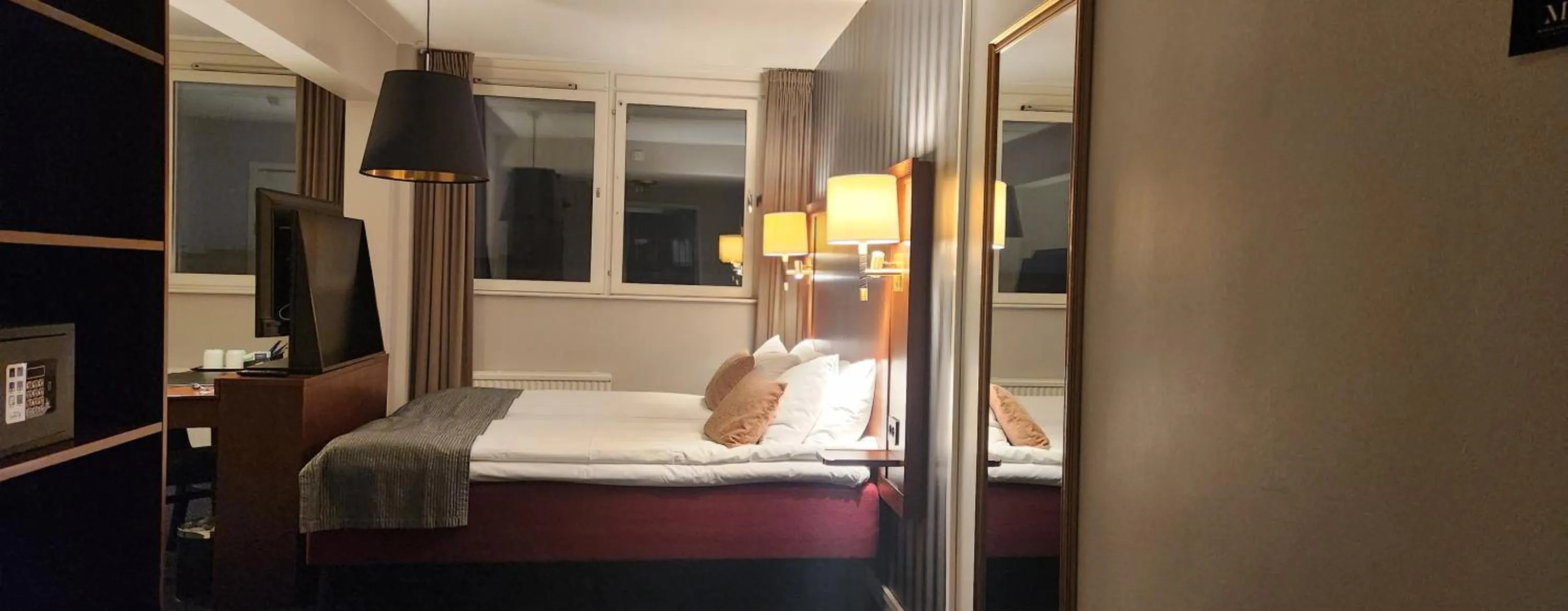 Bed in Vänerport Stadshotell i Mariestad