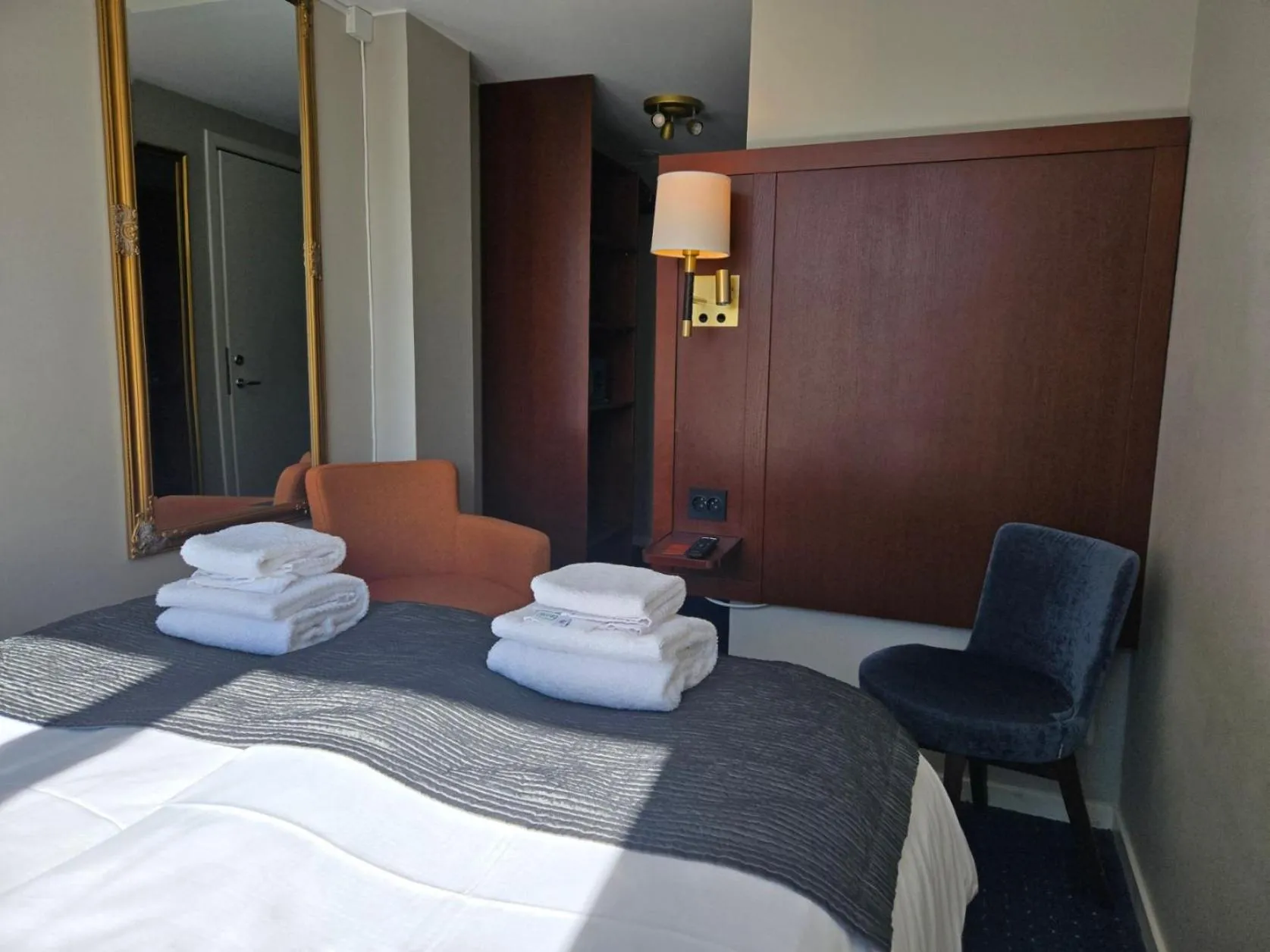 Bed in Vänerport Stadshotell i Mariestad