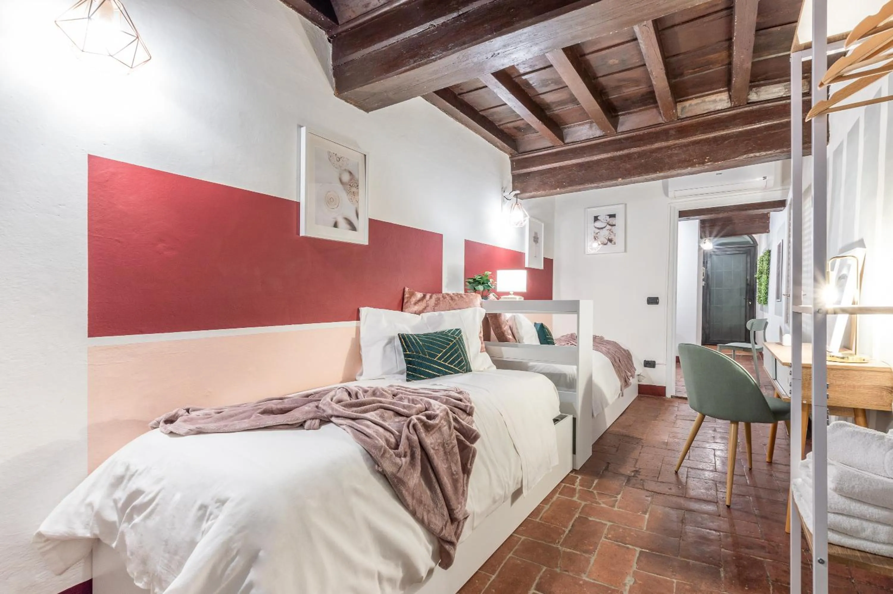 Bed in Wine Apartments Florence Ciliegiolo