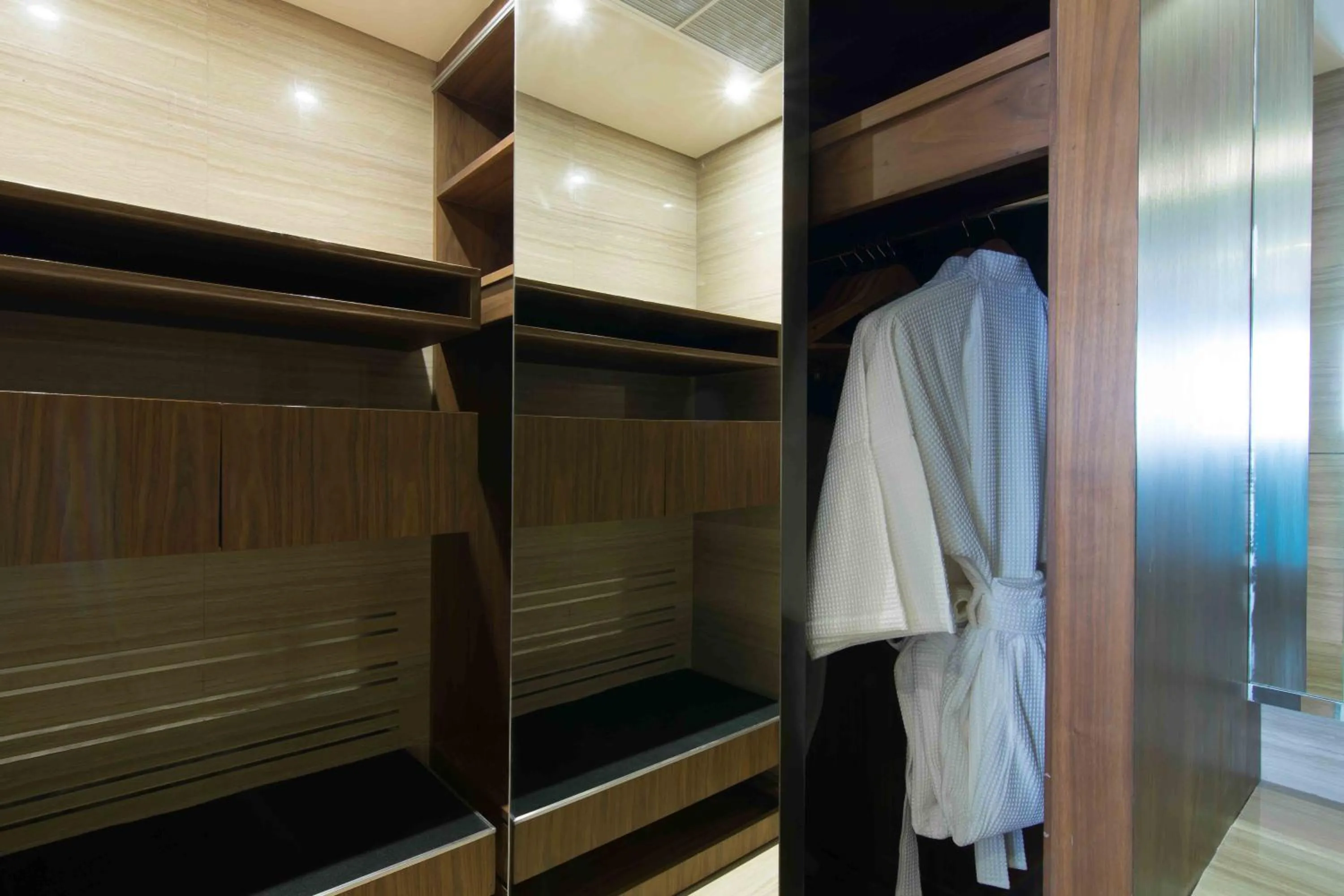 wardrobe in Lancaster Bangkok