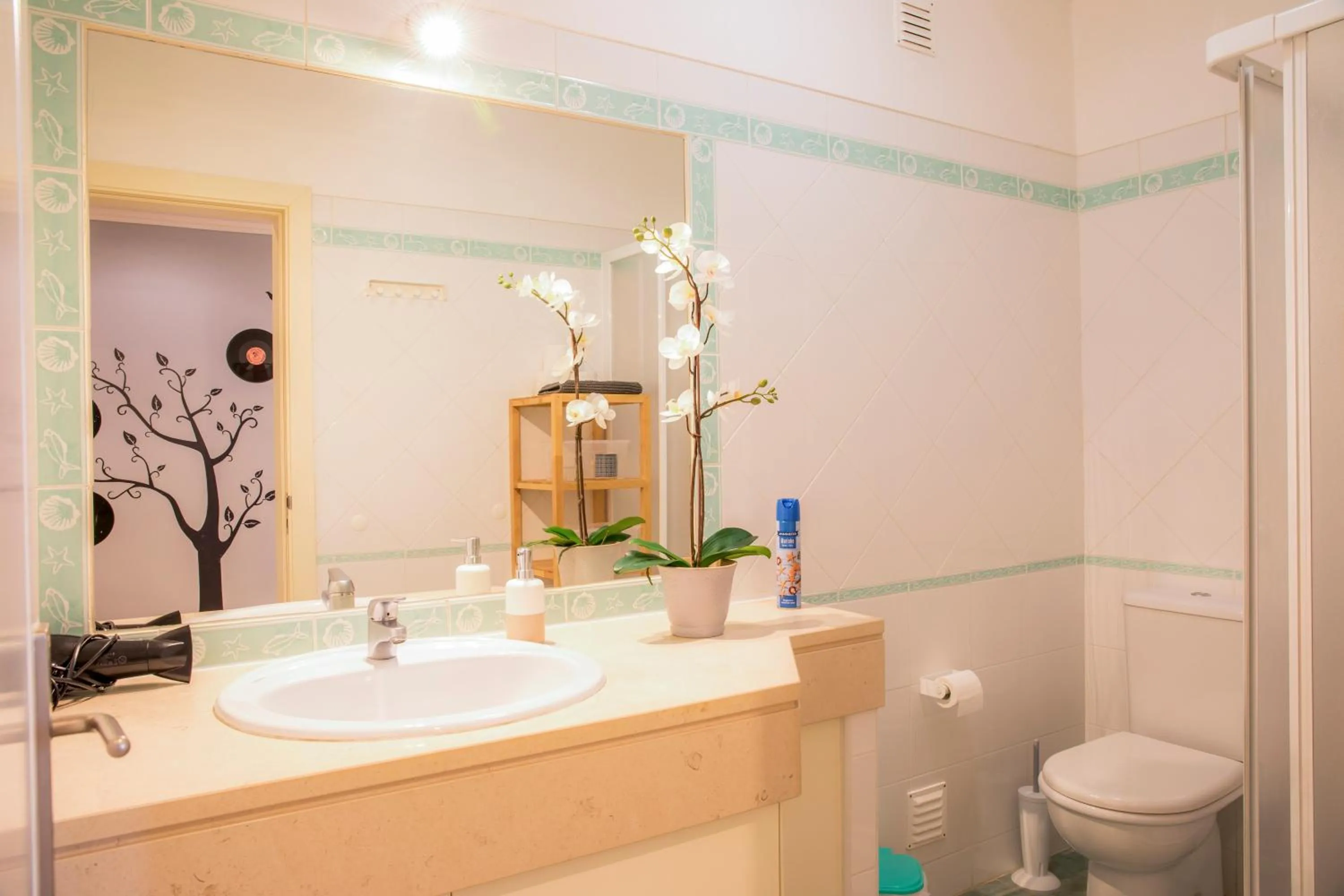 Shower in Vinyl Flat Bed & Breakfast - Rooms