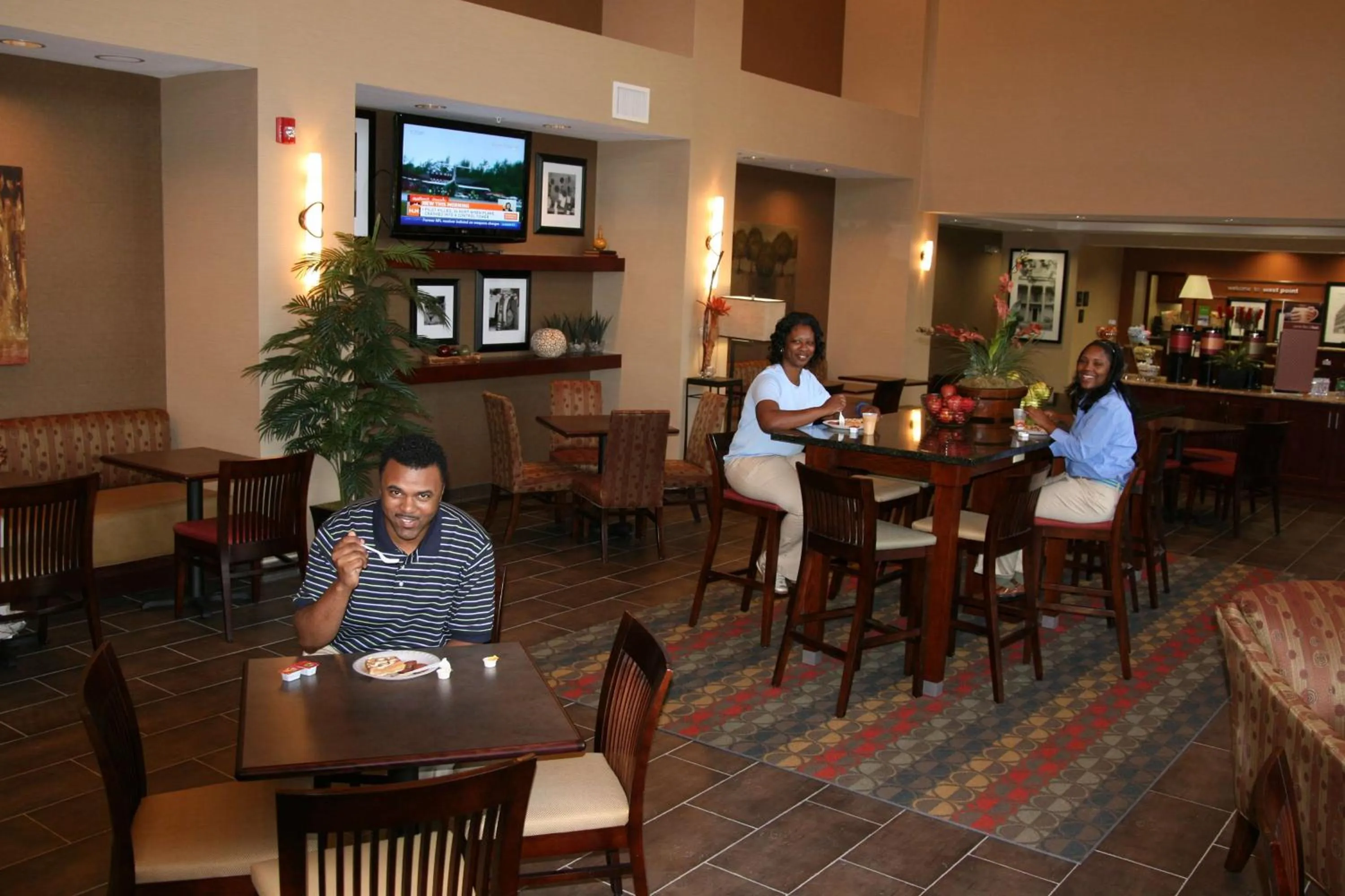 Dining area in Hampton Inn & Suites West Point