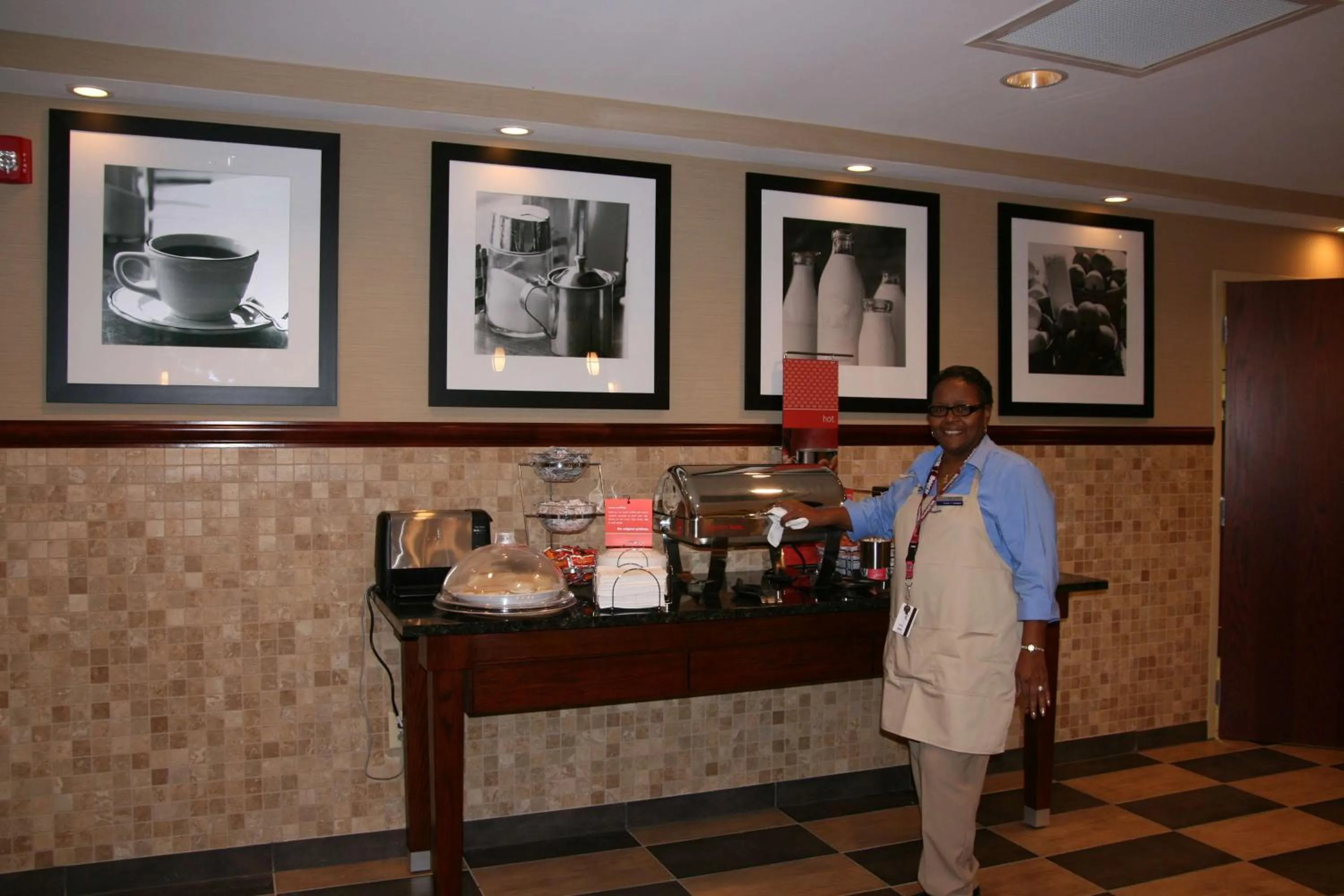 Dining area in Hampton Inn & Suites West Point