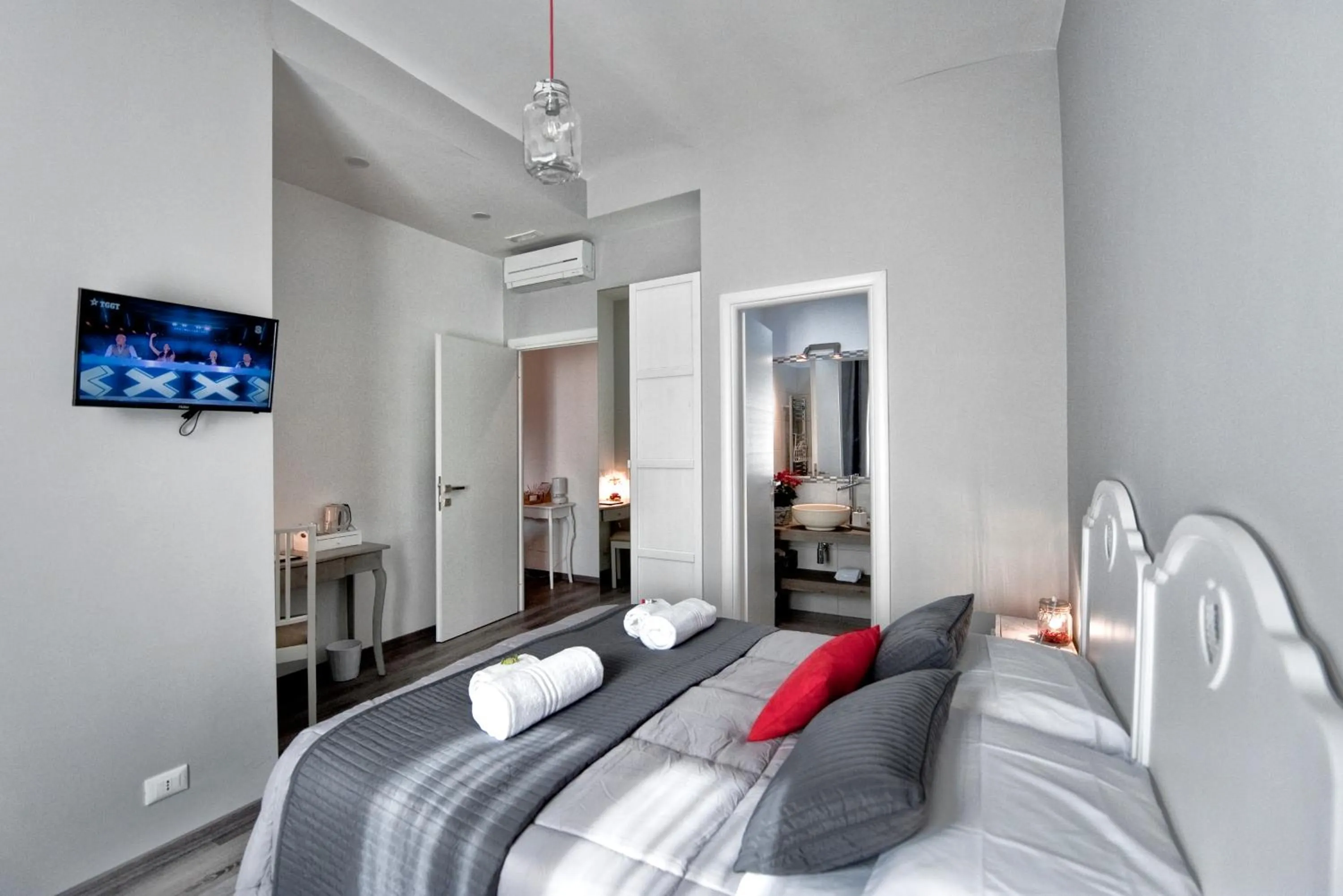 Photo of the whole room, Bed in TinkerBell GuestHouse