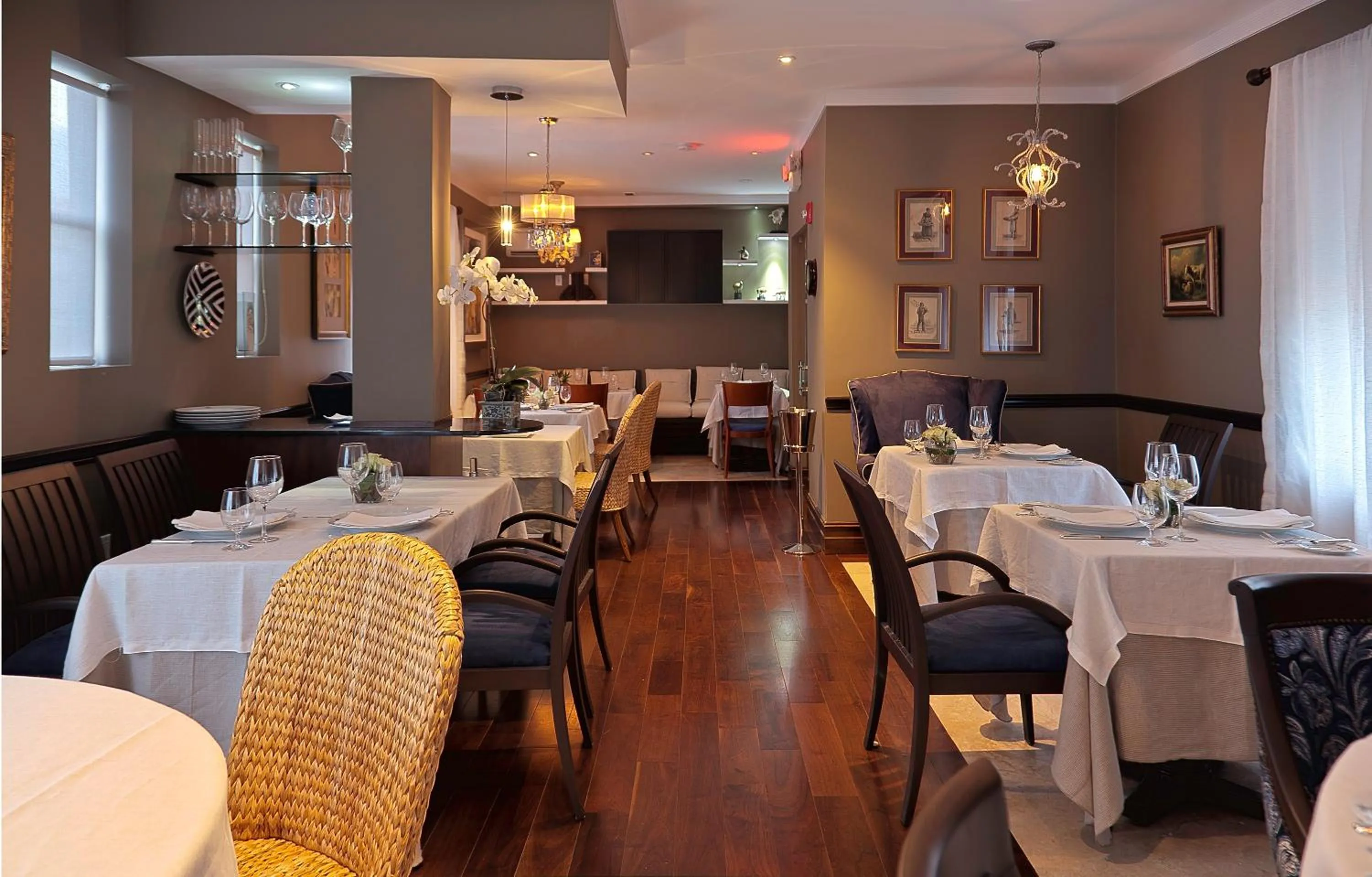 Restaurant/places to eat in Cadet Hotel