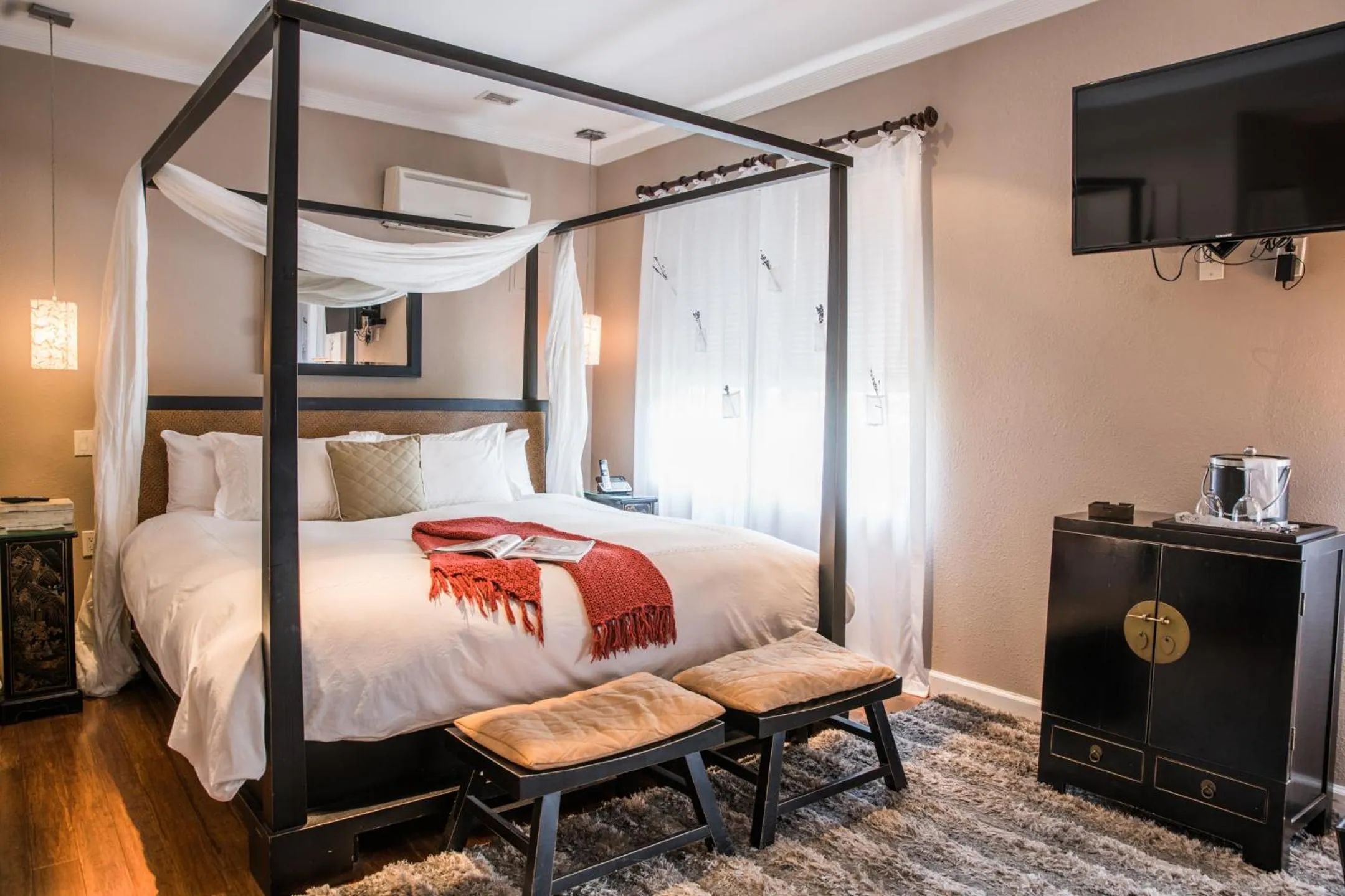 Photo of the whole room, Bed in Cadet Hotel