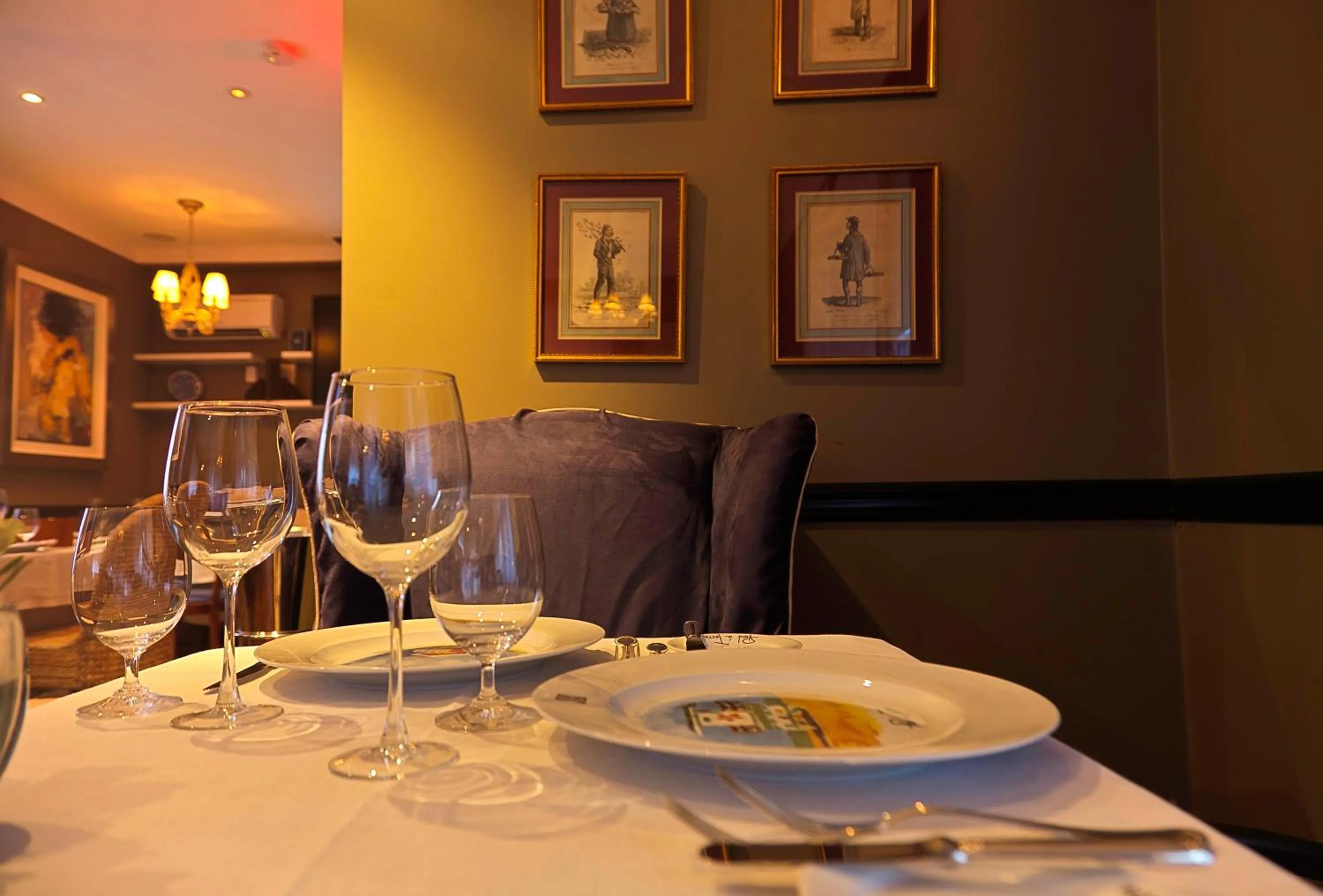 Restaurant/places to eat in Cadet Hotel