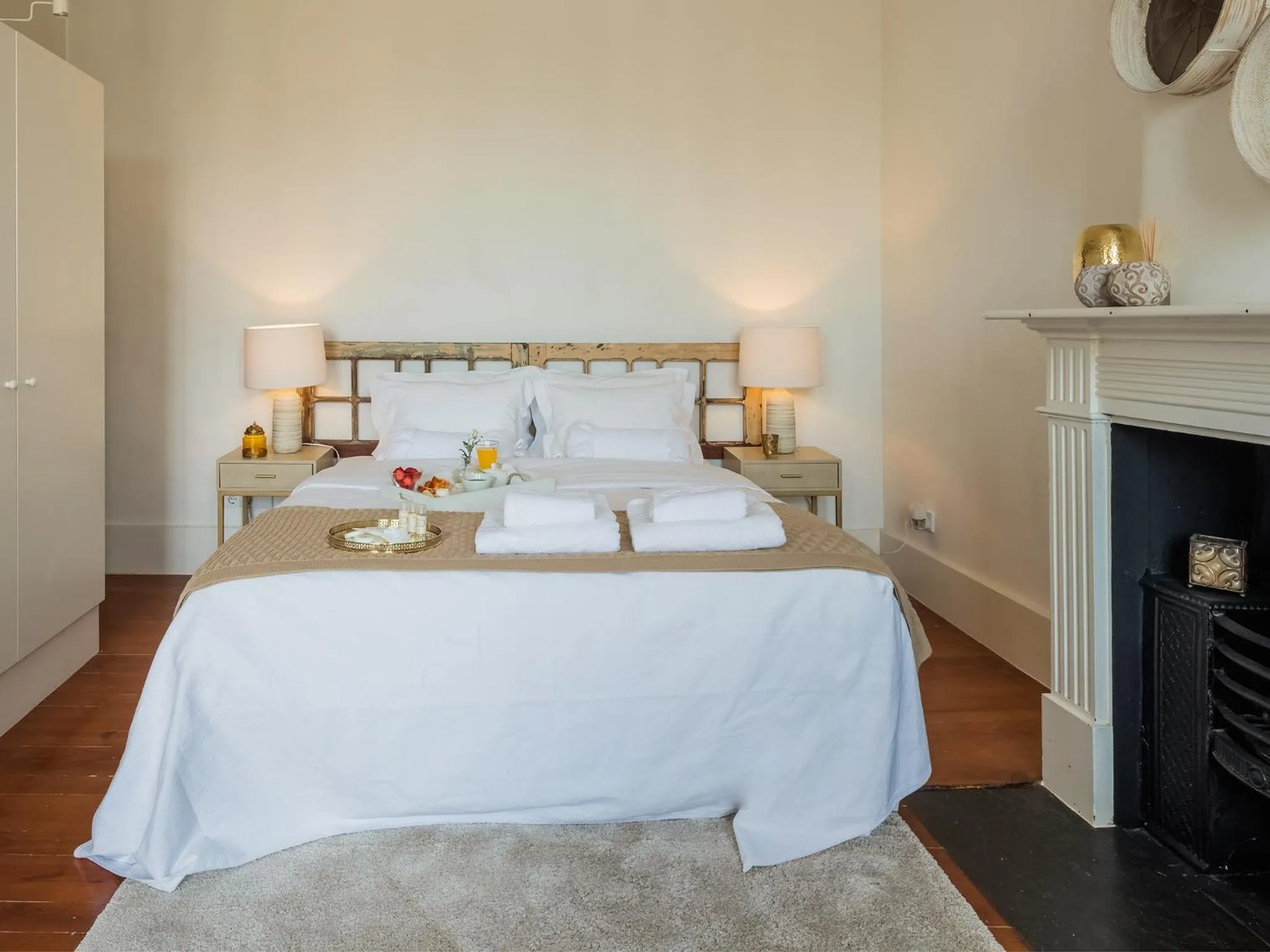 Photo of the whole room, Bed in Down2Town B&B