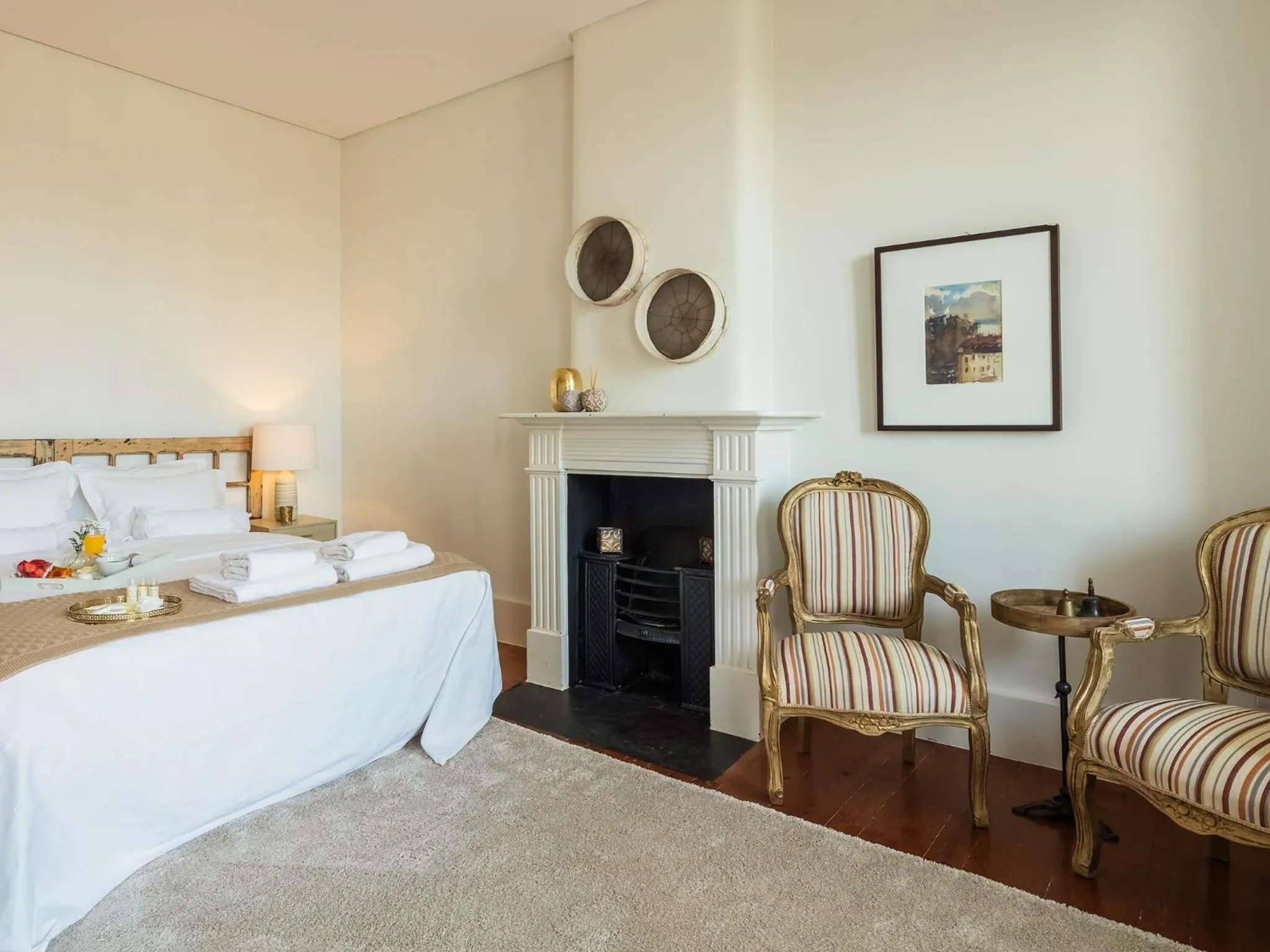 Photo of the whole room, Bed in Down2Town B&B