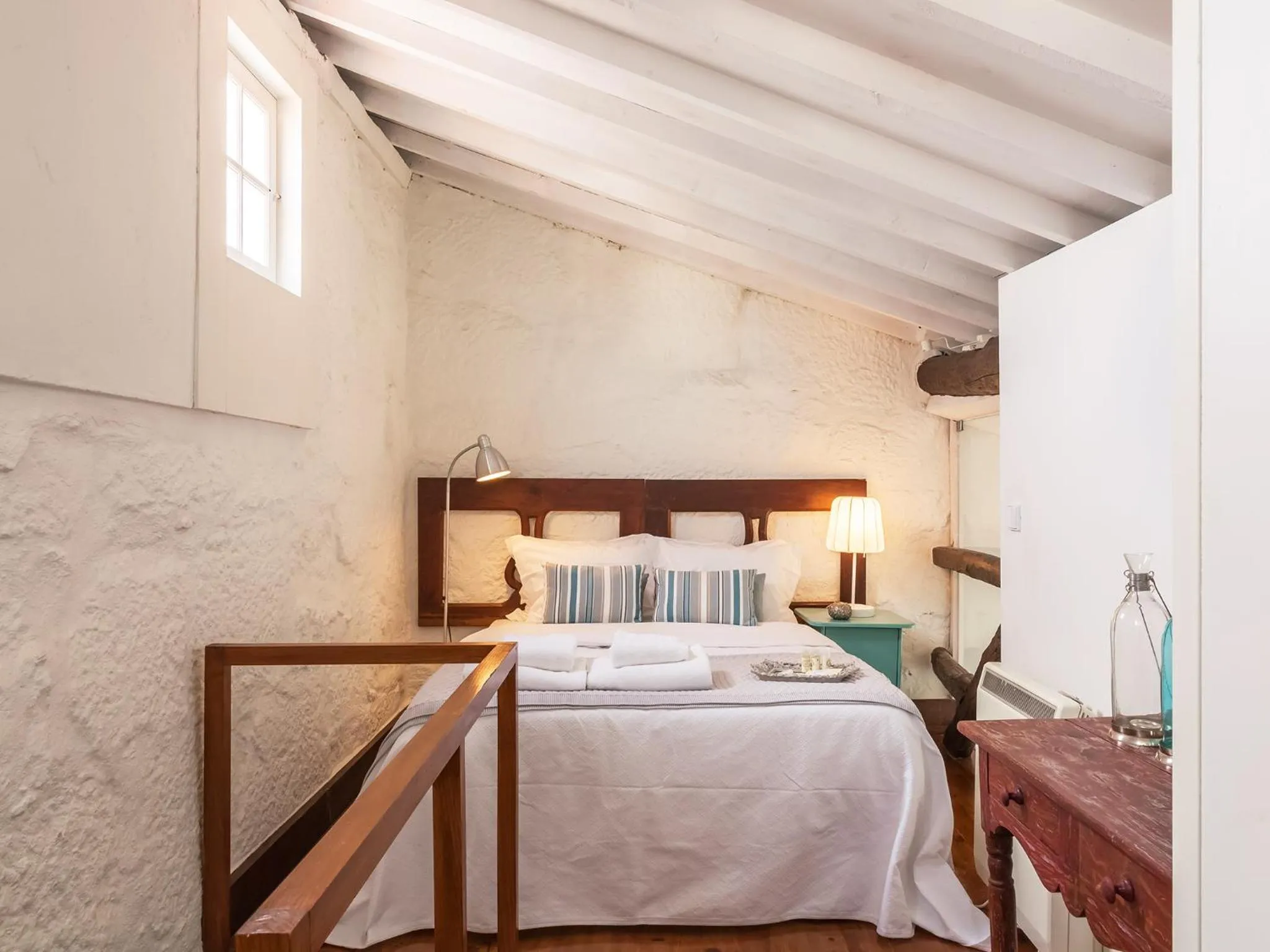 Photo of the whole room, Bed in Down2Town B&B