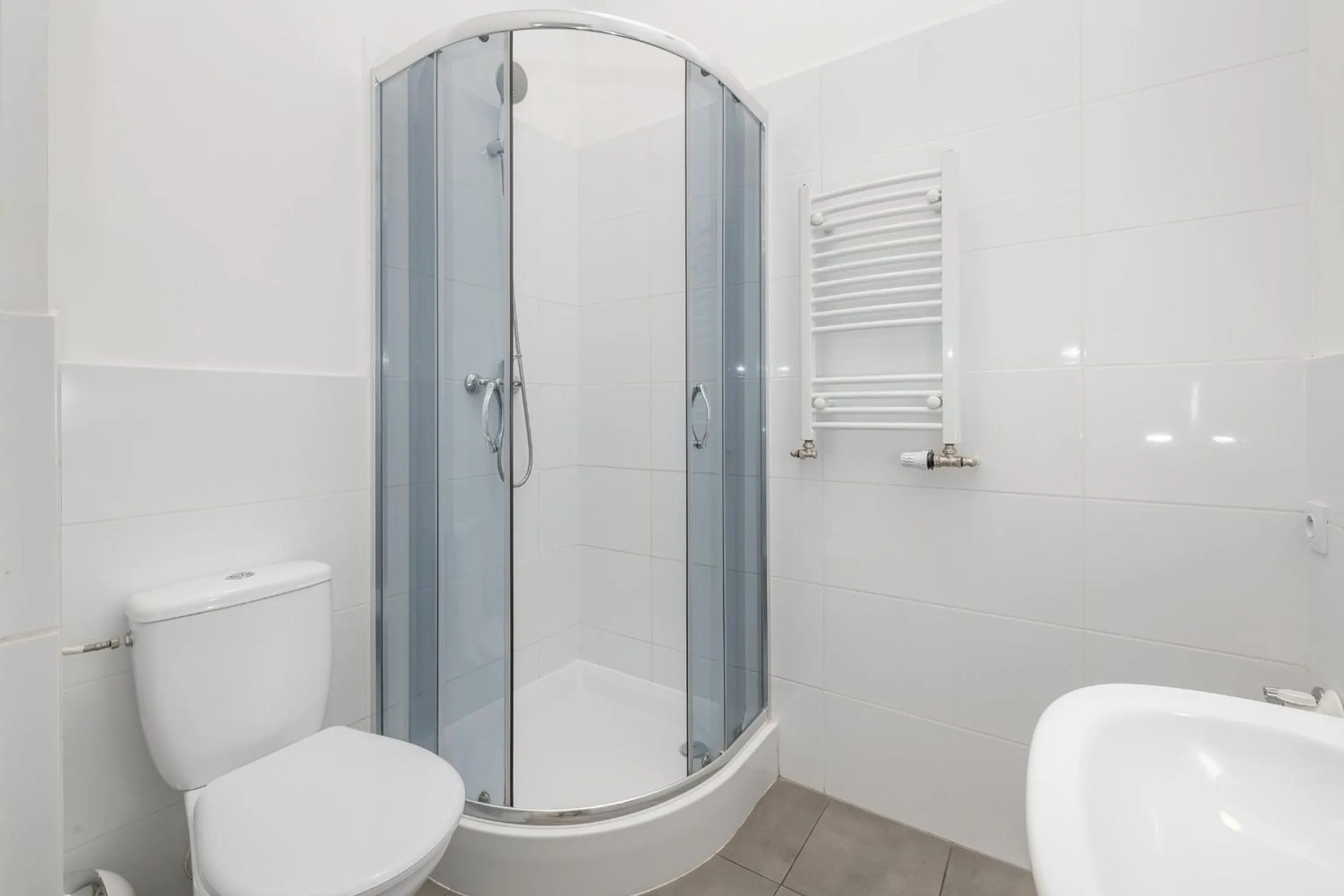Shower in 70s Guest room