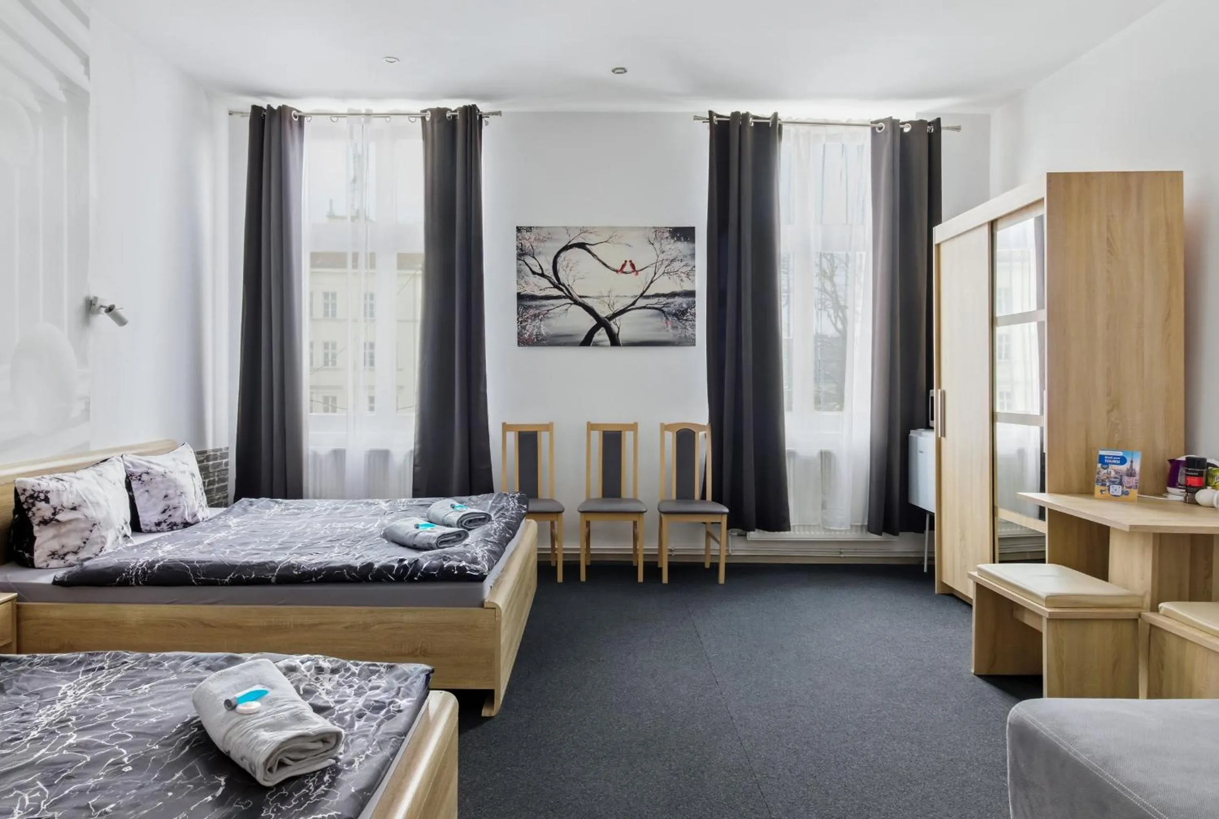 Coffee/tea facilities, Bed in 70s Guest room