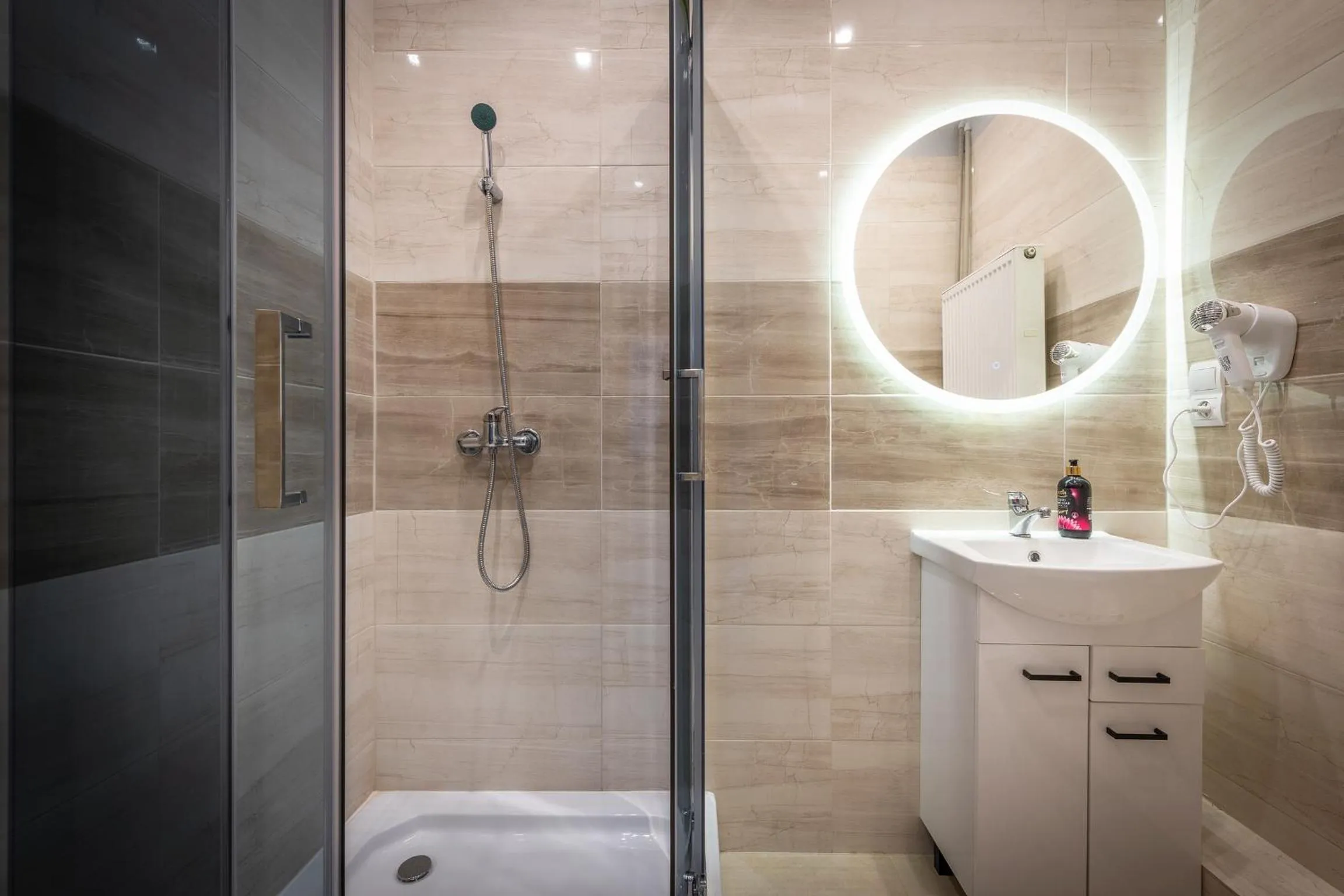 Shower in 70s Guest room