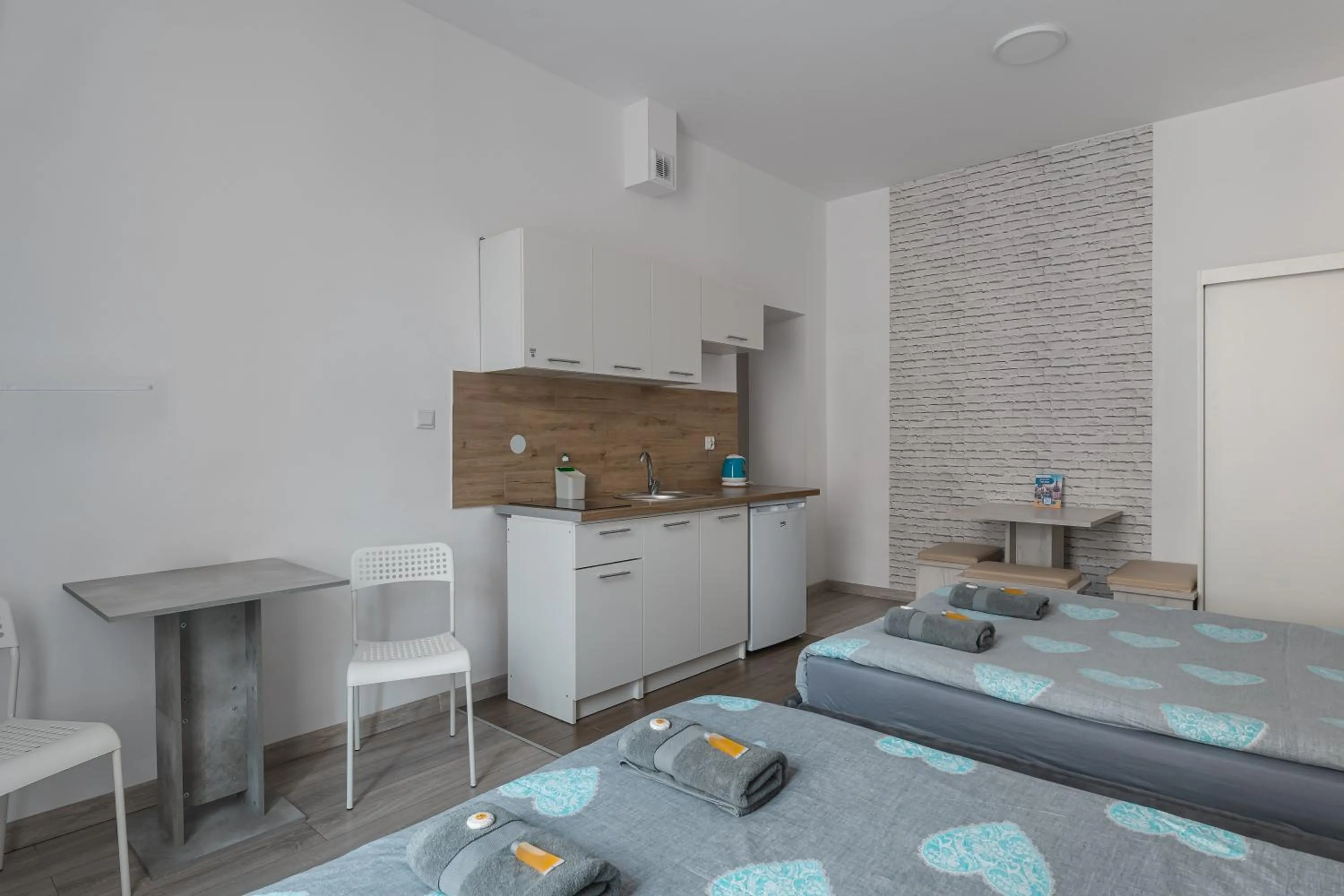 Kitchen or kitchenette, Bed in 70s Guest room