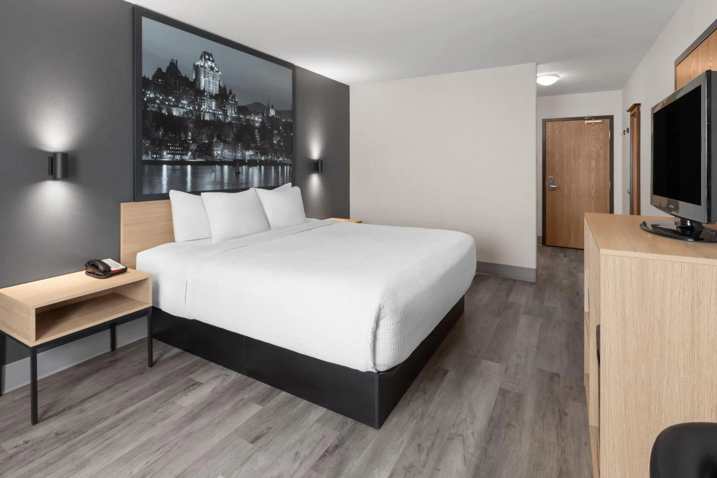 Photo of the whole room, Bed in Super 8 by Wyndham Quebec City