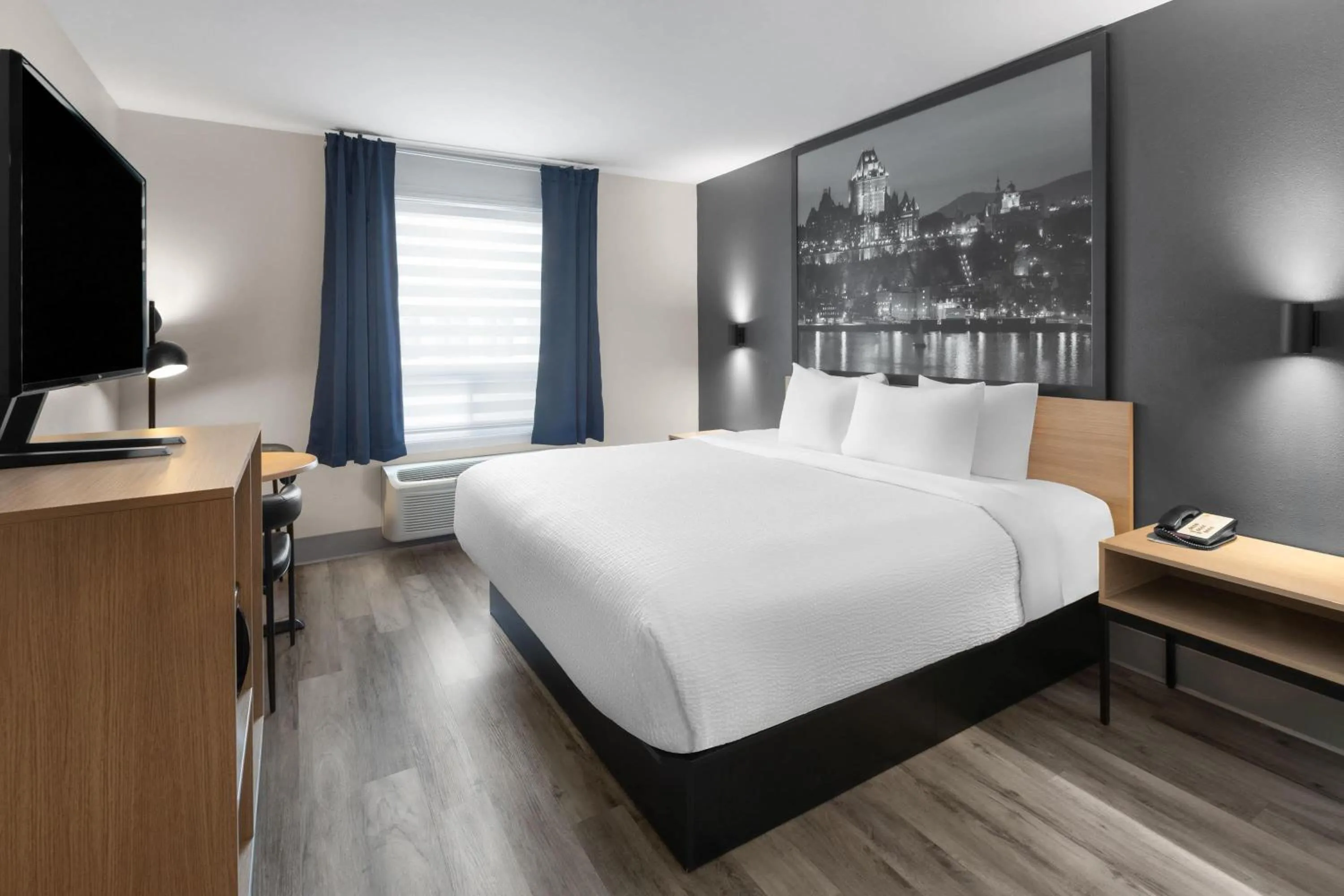 Photo of the whole room, Bed in Super 8 by Wyndham Quebec City