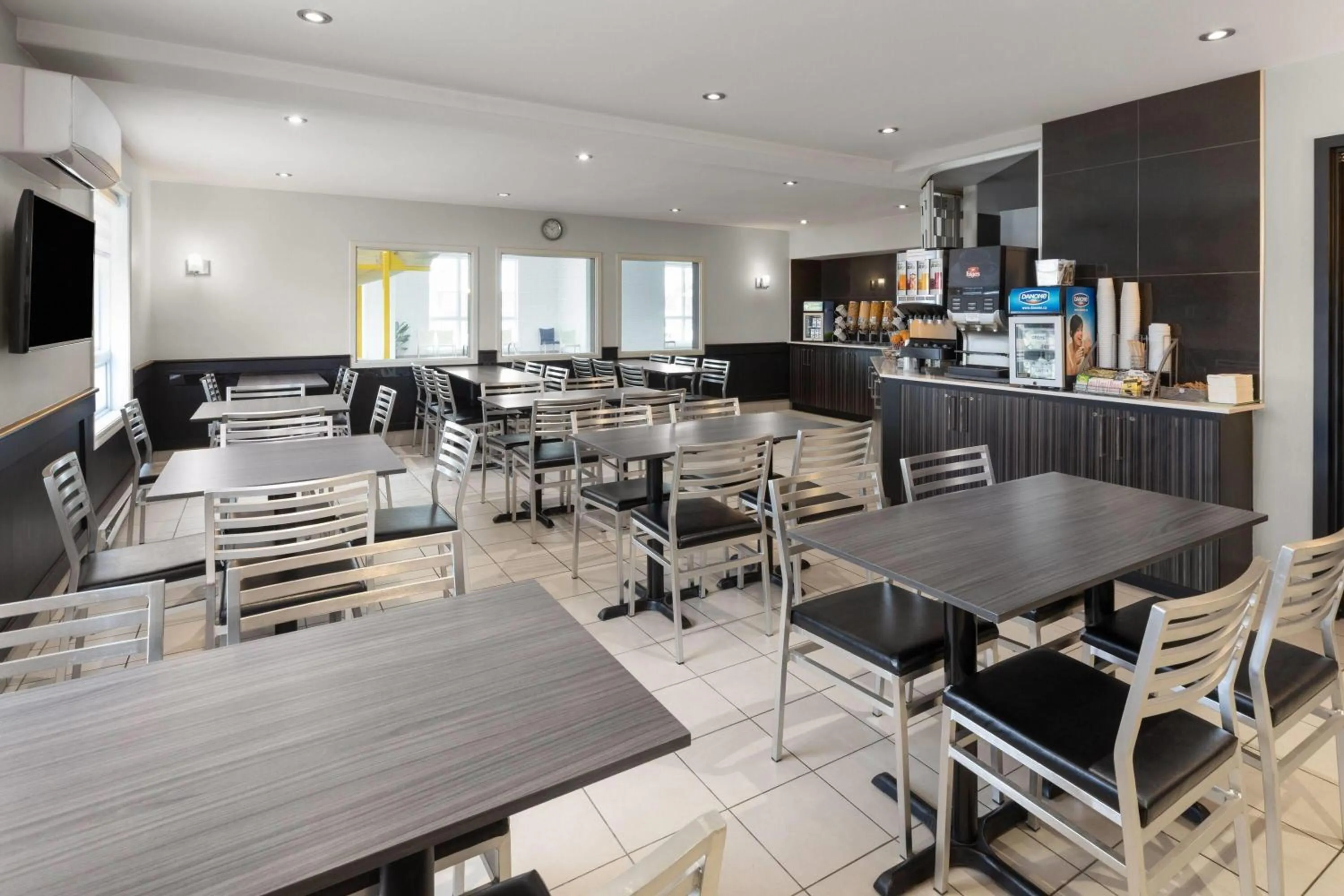 Breakfast in Super 8 by Wyndham Quebec City