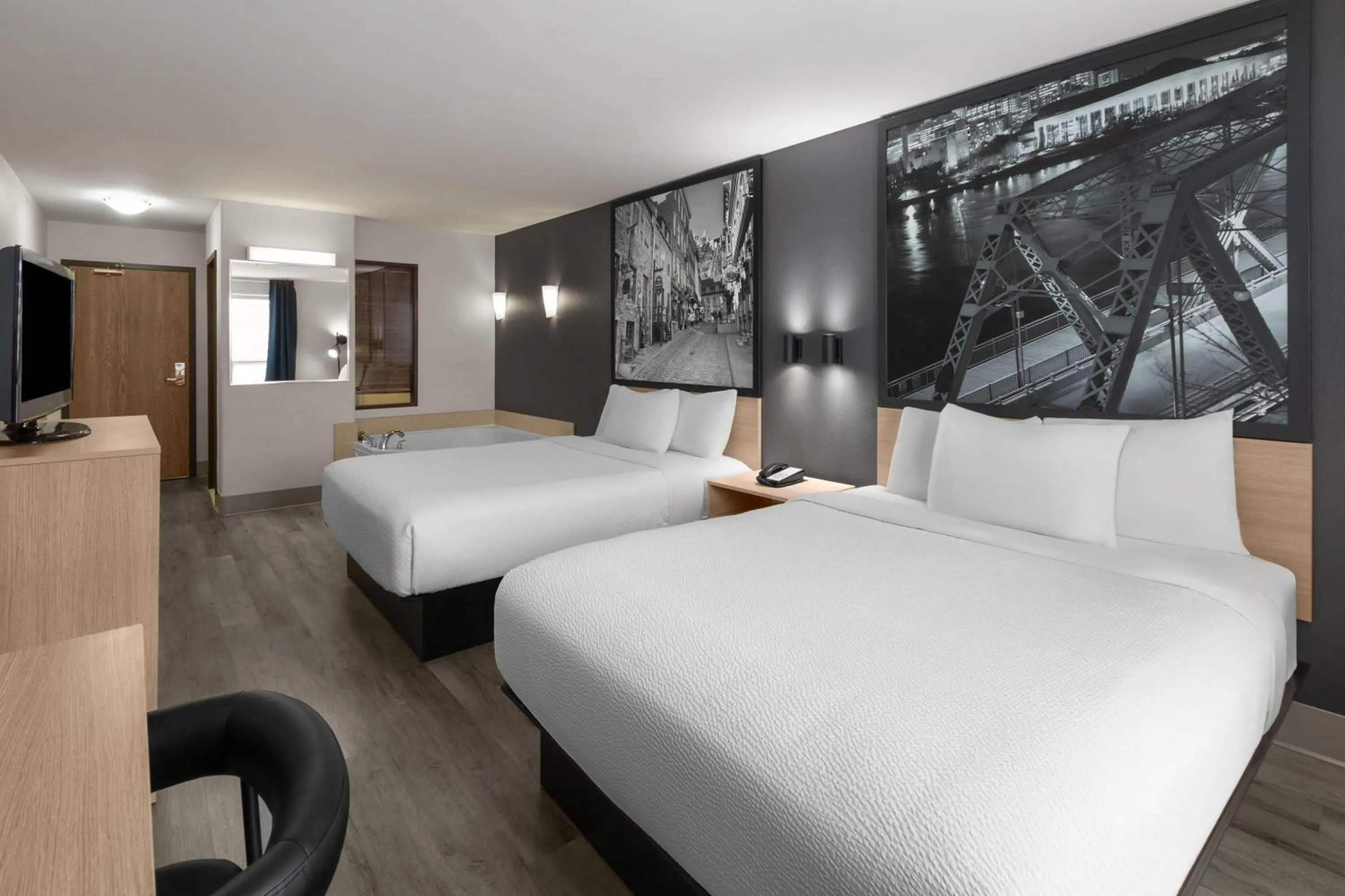 Bath, Bed in Super 8 by Wyndham Quebec City