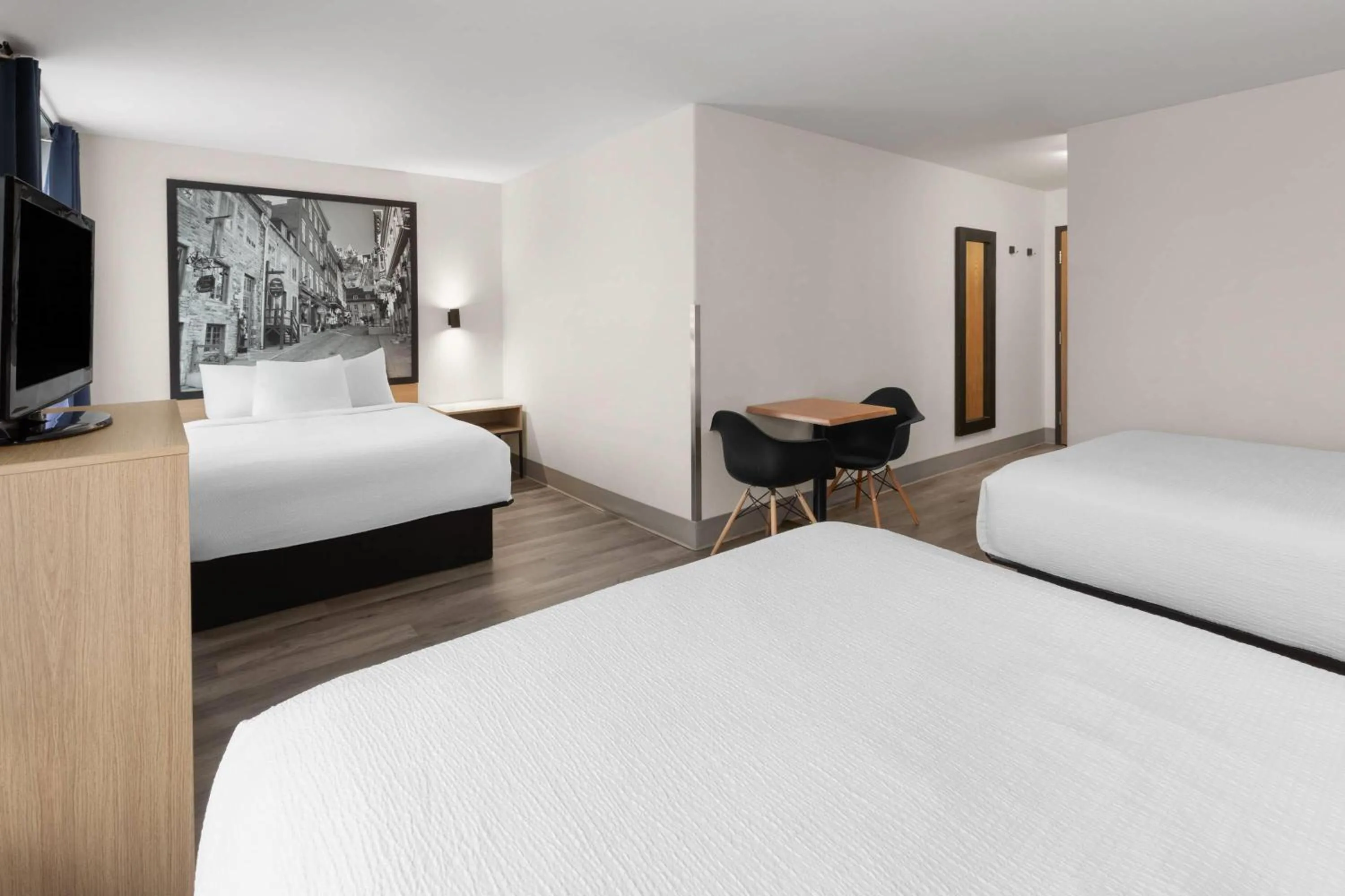 Photo of the whole room, Bed in Super 8 by Wyndham Quebec City