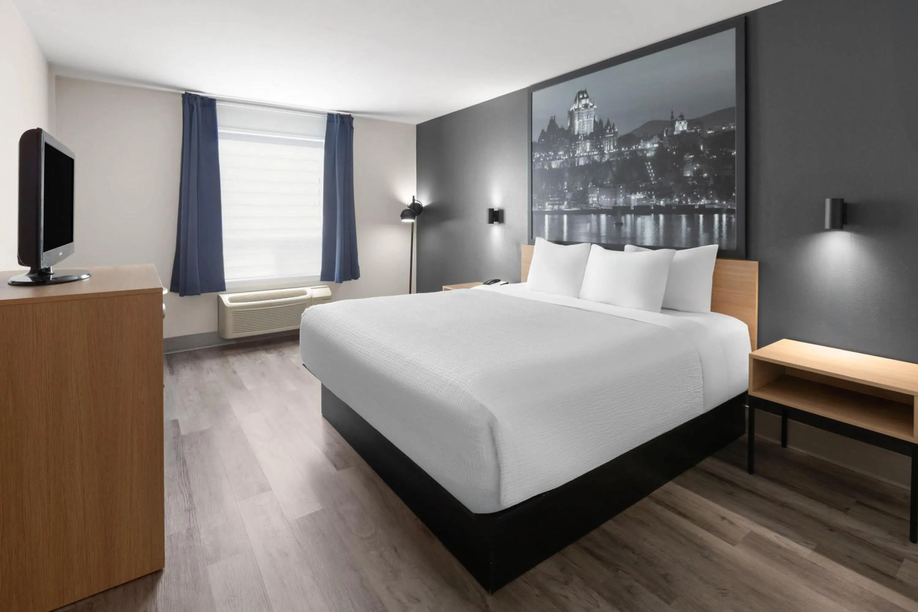 Photo of the whole room, Bed in Super 8 by Wyndham Quebec City