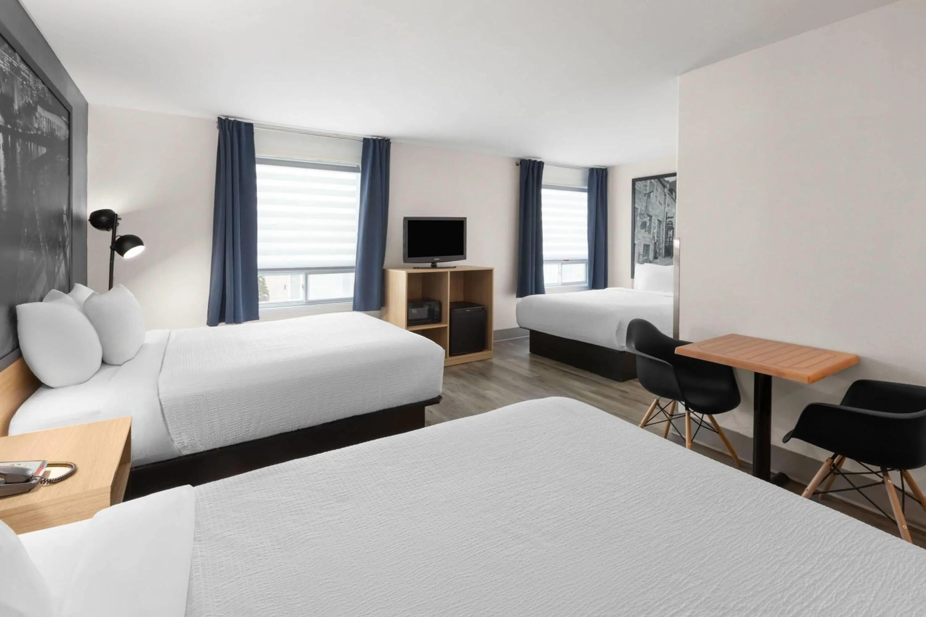 Photo of the whole room, Bed in Super 8 by Wyndham Quebec City