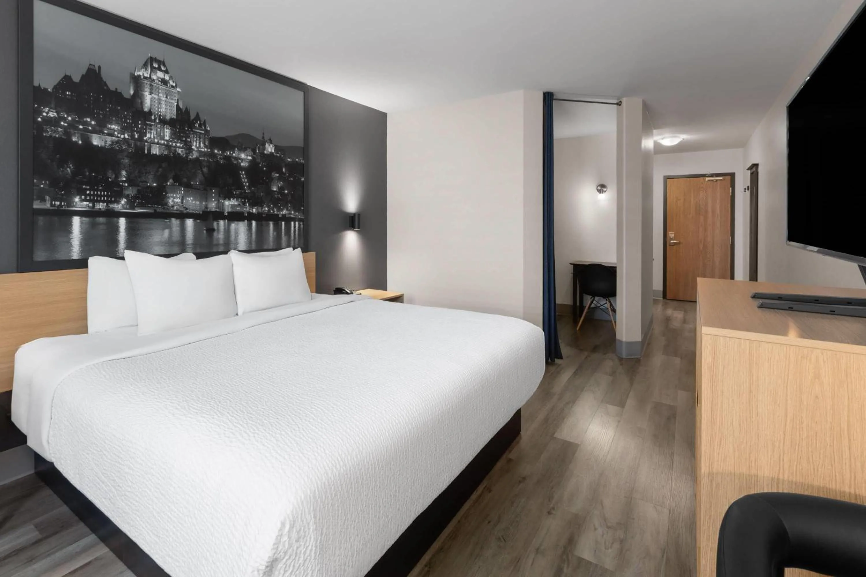 Photo of the whole room, Bed in Super 8 by Wyndham Quebec City