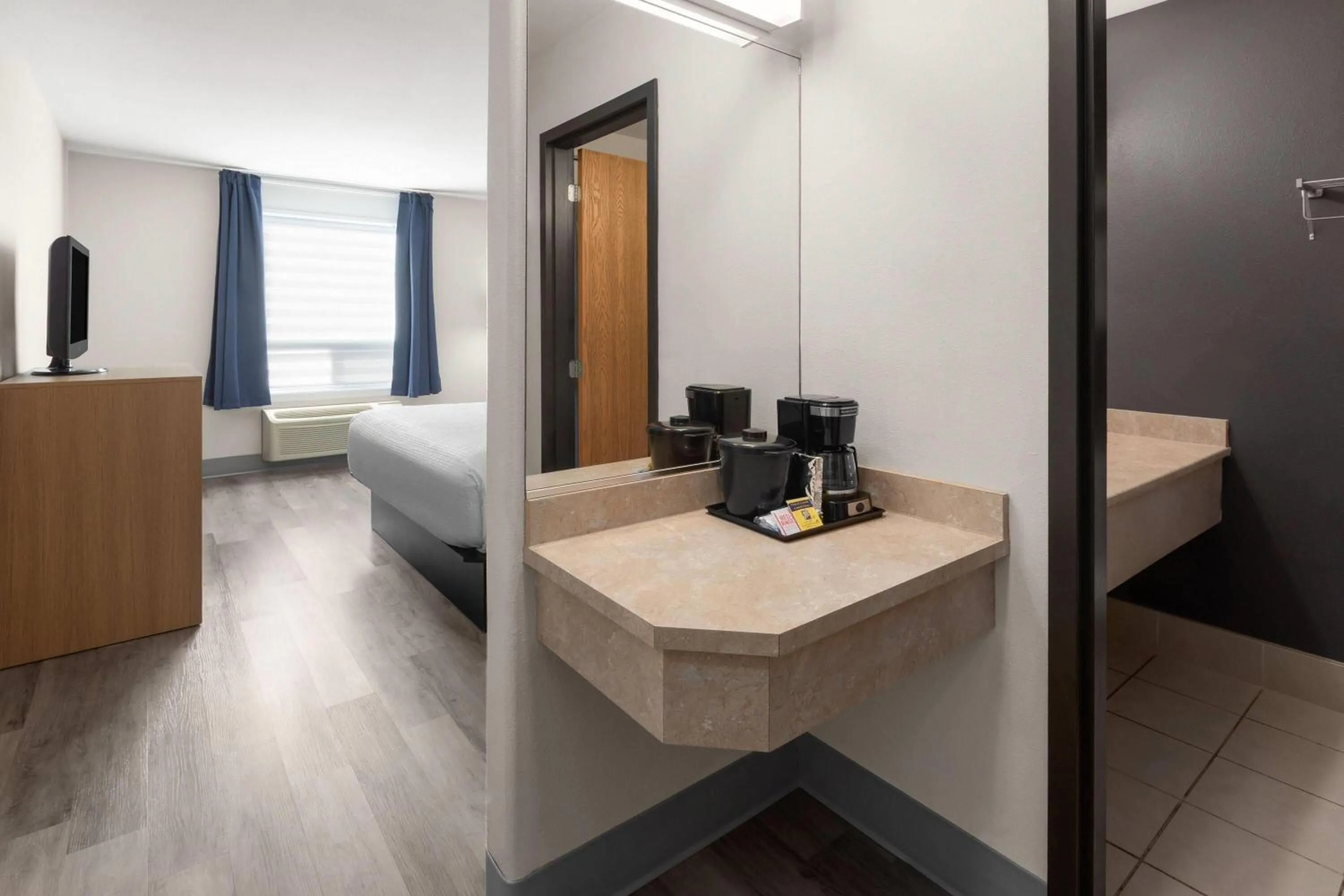 Photo of the whole room, Bed in Super 8 by Wyndham Quebec City