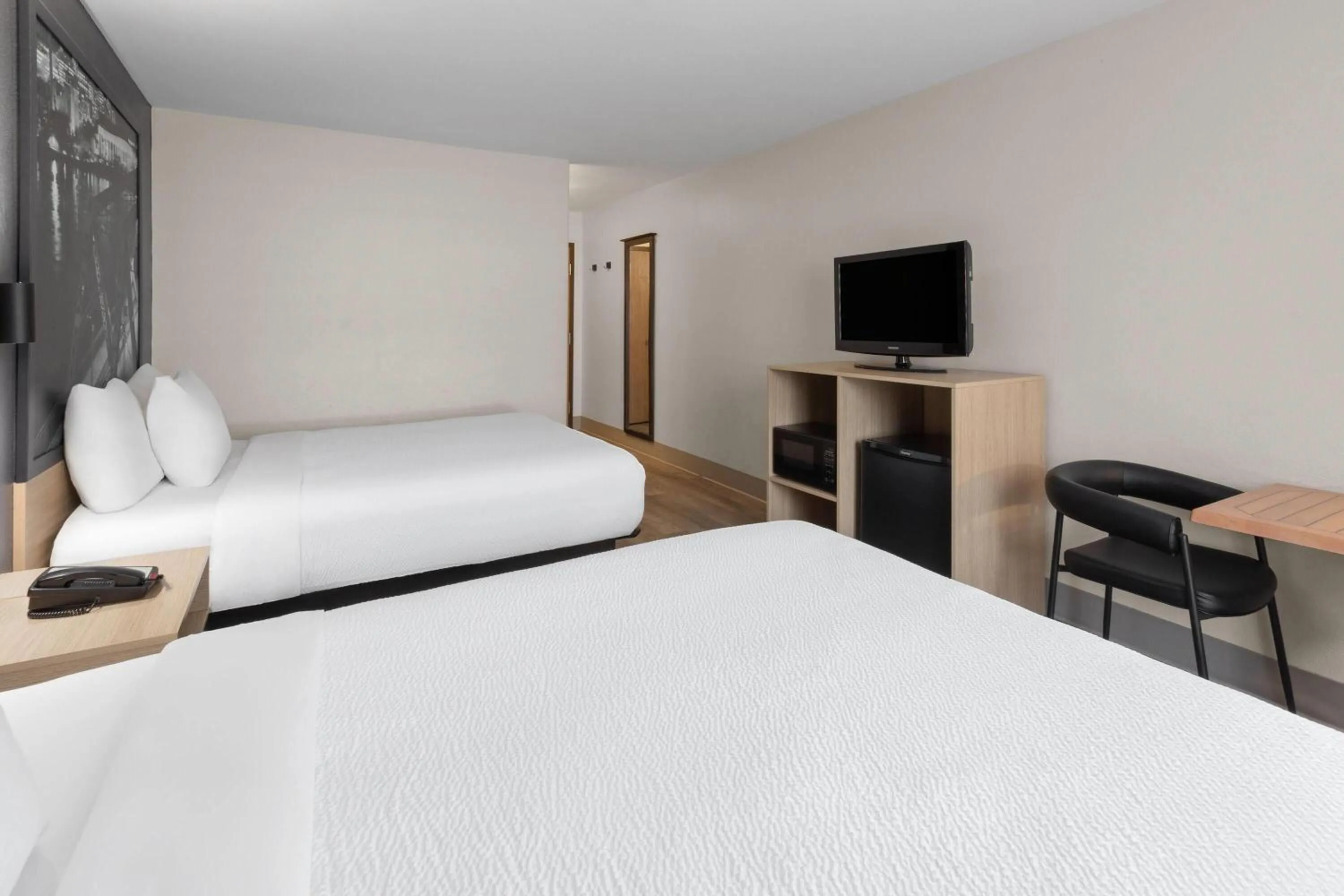 Photo of the whole room, Bed in Super 8 by Wyndham Quebec City