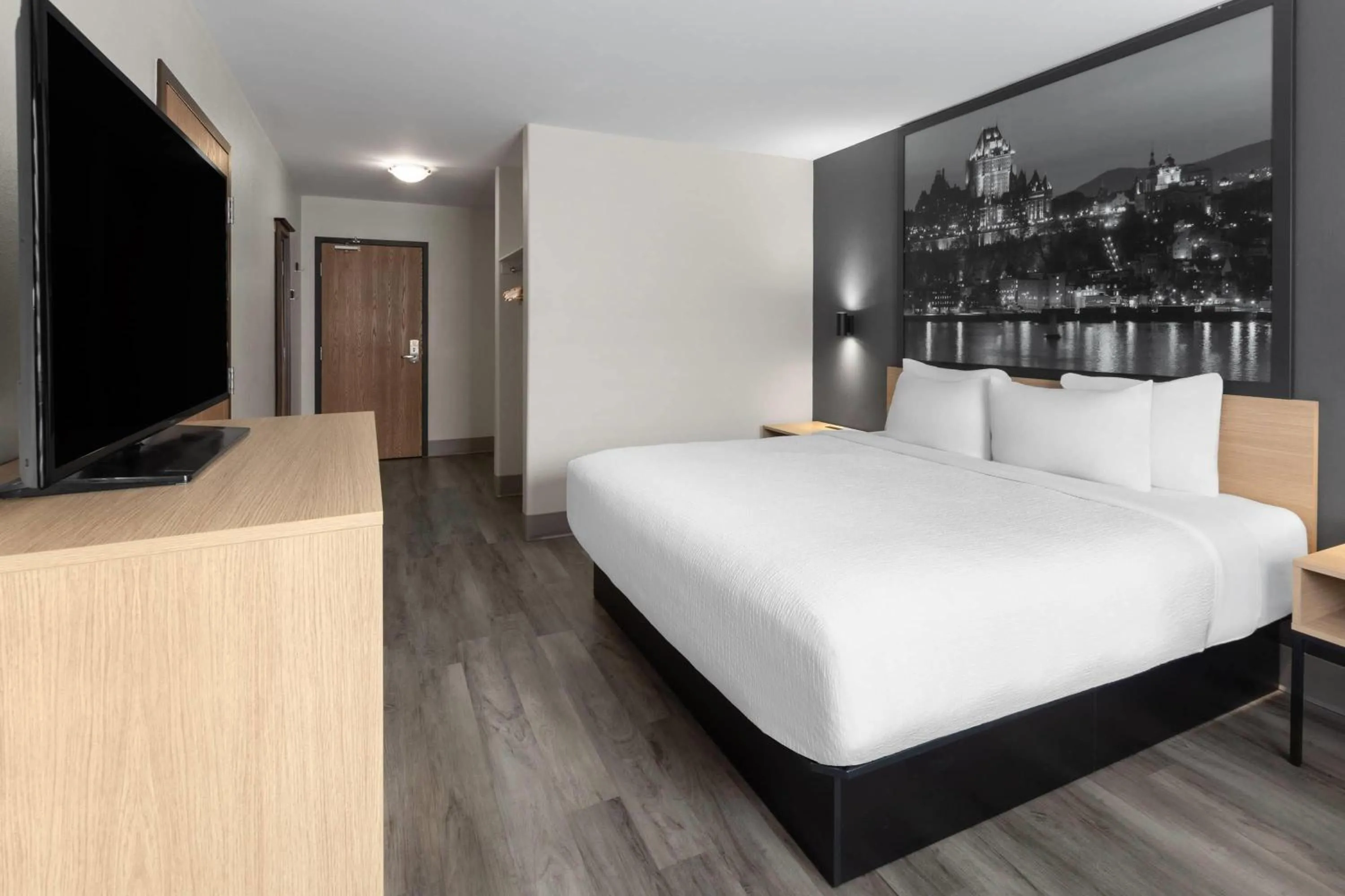 Photo of the whole room, Bed in Super 8 by Wyndham Quebec City