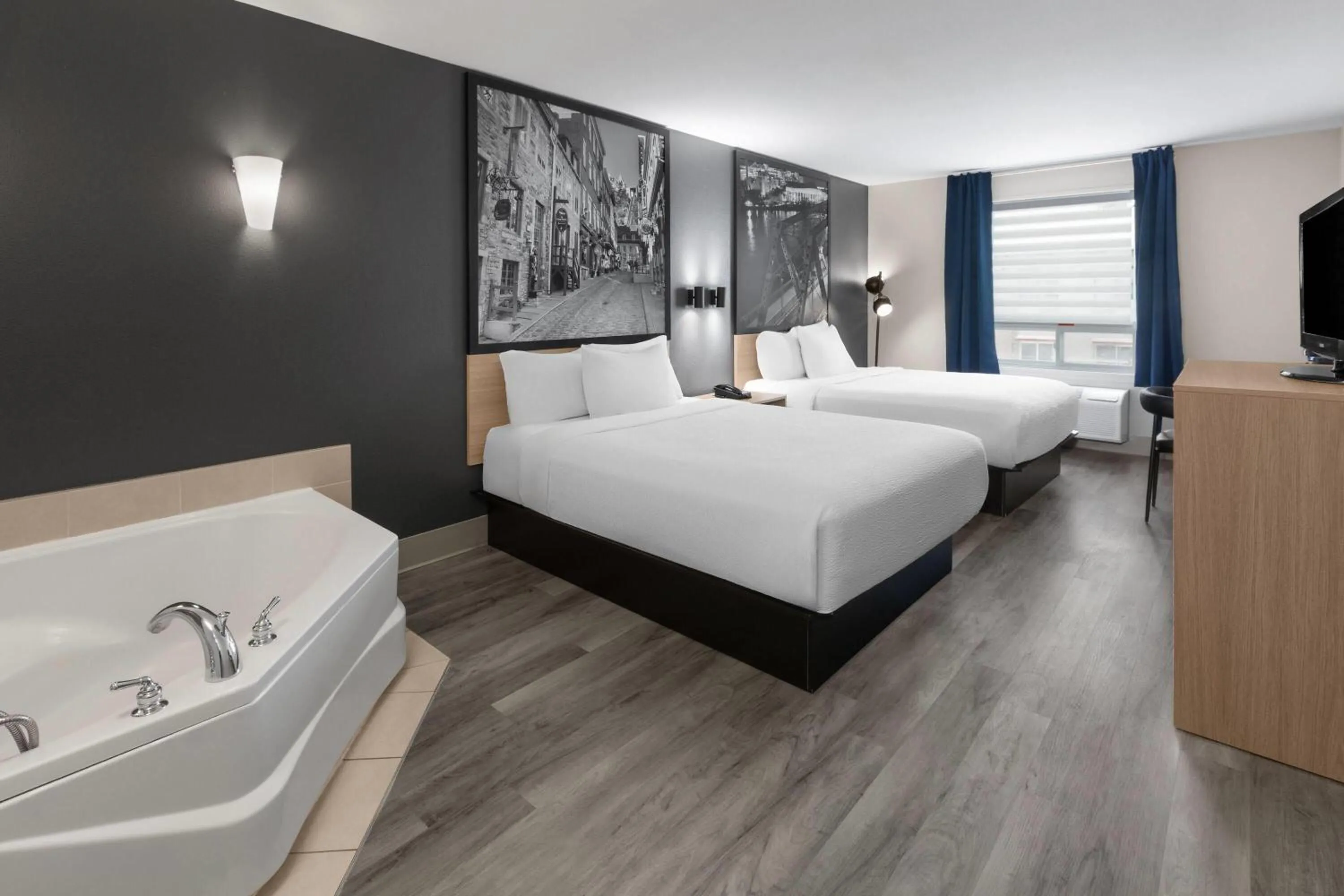 Bath, Bed in Super 8 by Wyndham Quebec City