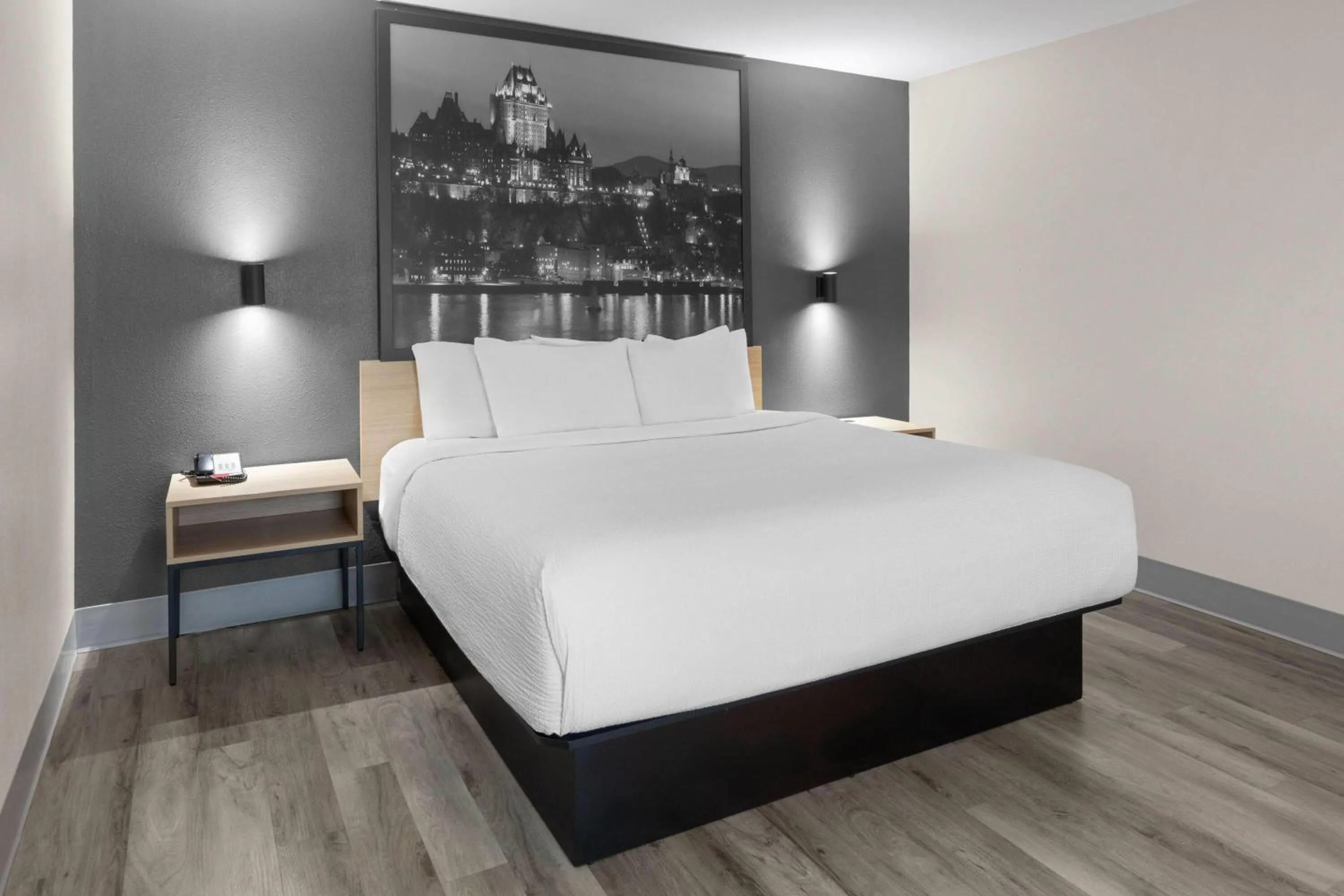 Bath, Bed in Super 8 by Wyndham Quebec City