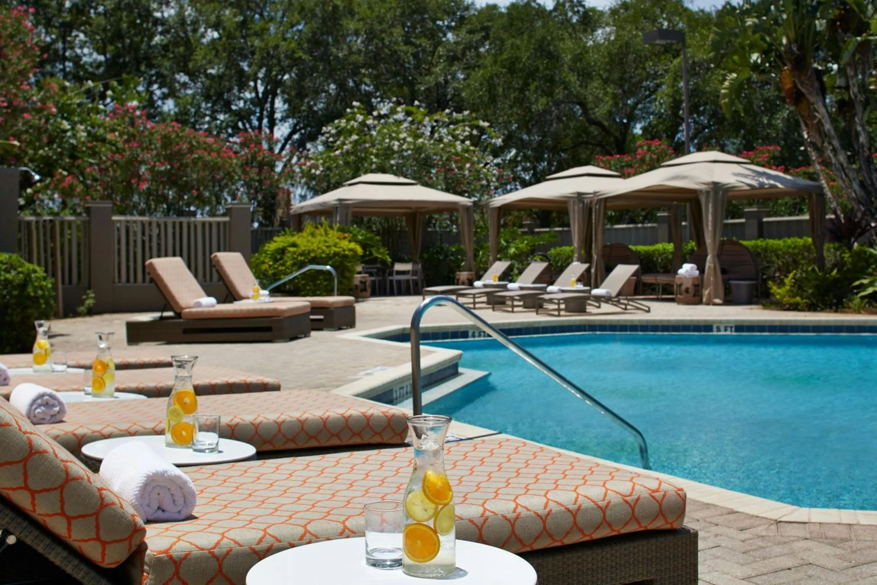 Swimming pool in Renaissance Orlando Airport Hotel